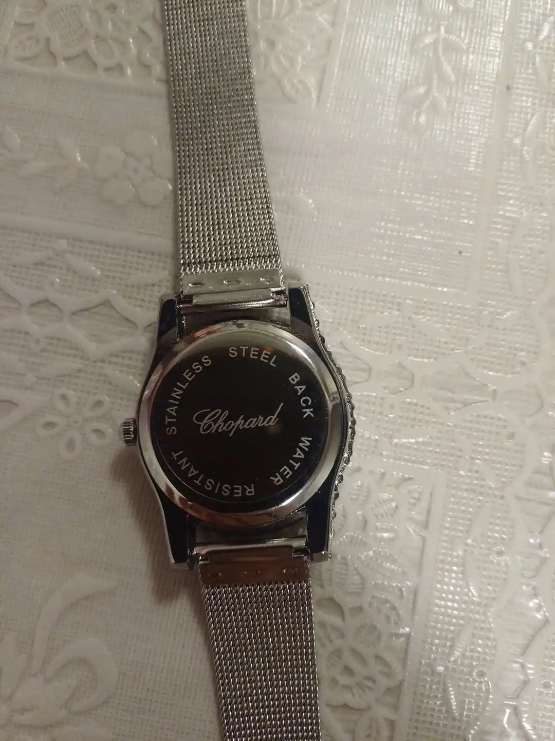 Ayollar qo‘l soati — kumush rang, toshli korpus, oq siferblat, metall bilaguzuk