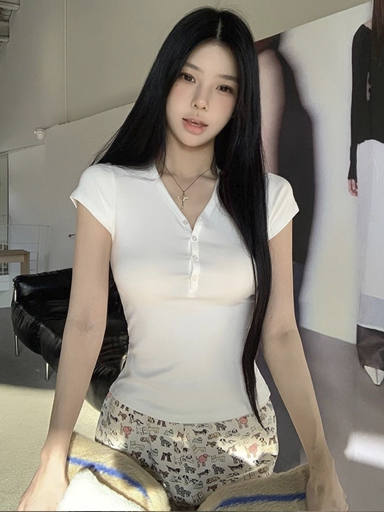 Tugmali ayollar futbolkasi
