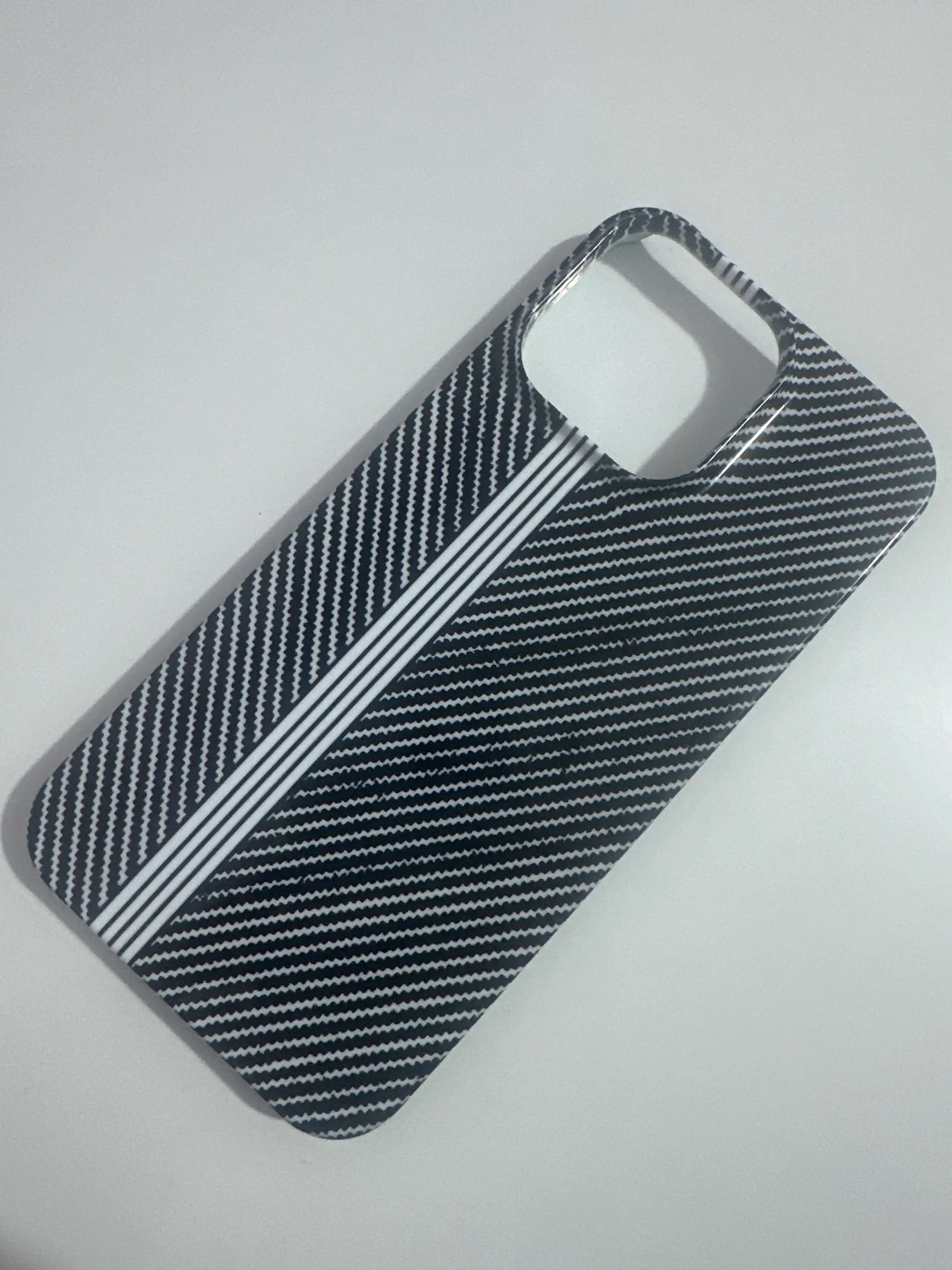 Карбоновый чехол для iPhone 11–16 Pro и Pro Max