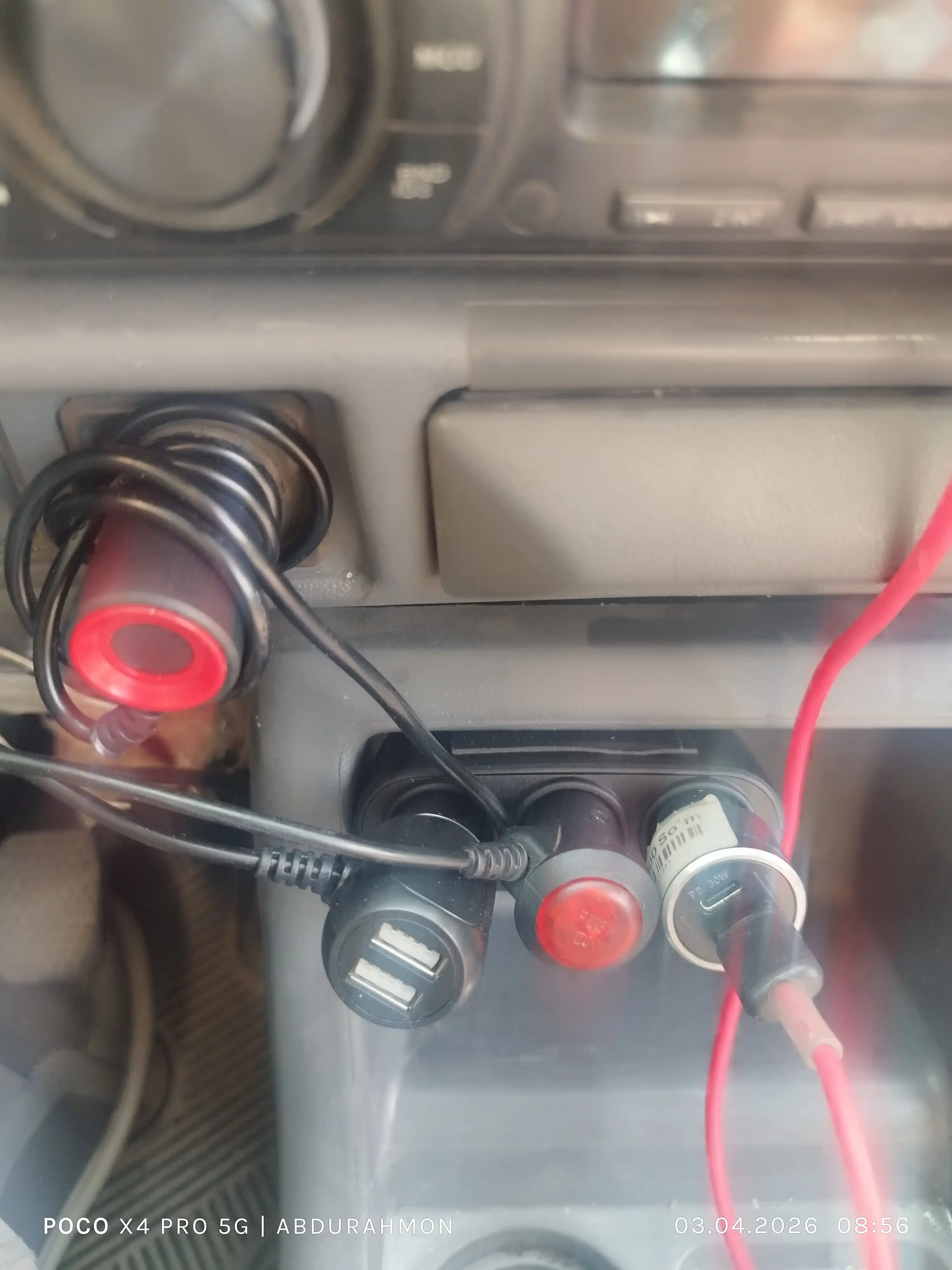 Avtomobil zaryadlovchi adapter, 3 ta sigaret ulagichi, USB, Type-C PD quvvatlash, 12V/24V