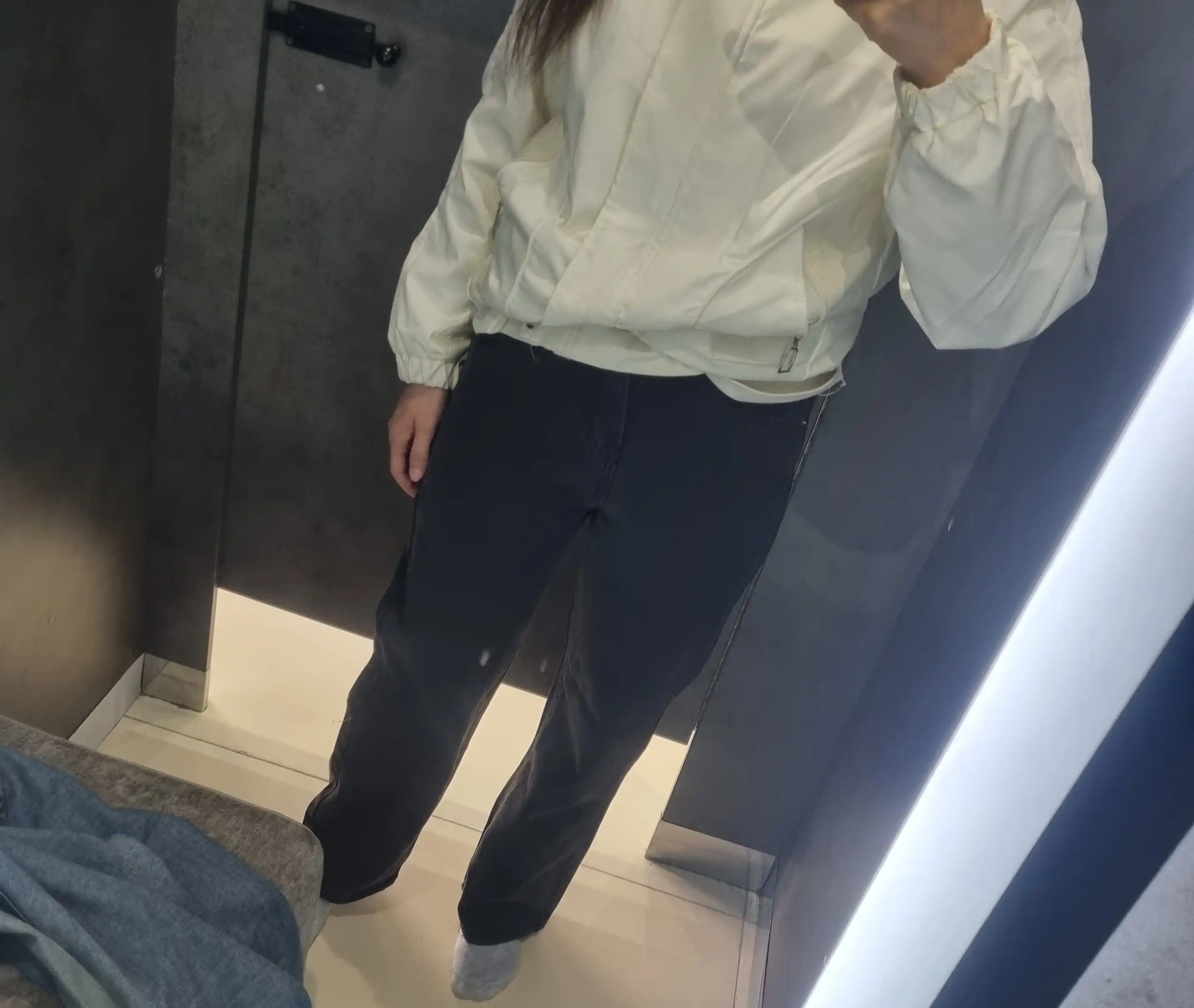 Ayollar uchun baland belli mom jeans – turli rangdagi denim shimlar, jinsi shimlar