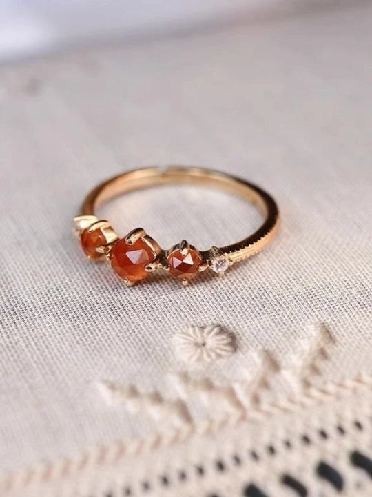 Vintage uslubdagi oltinrang nafis uzuk – to‘q sariq toshli, ayollar uchun elegant bezak