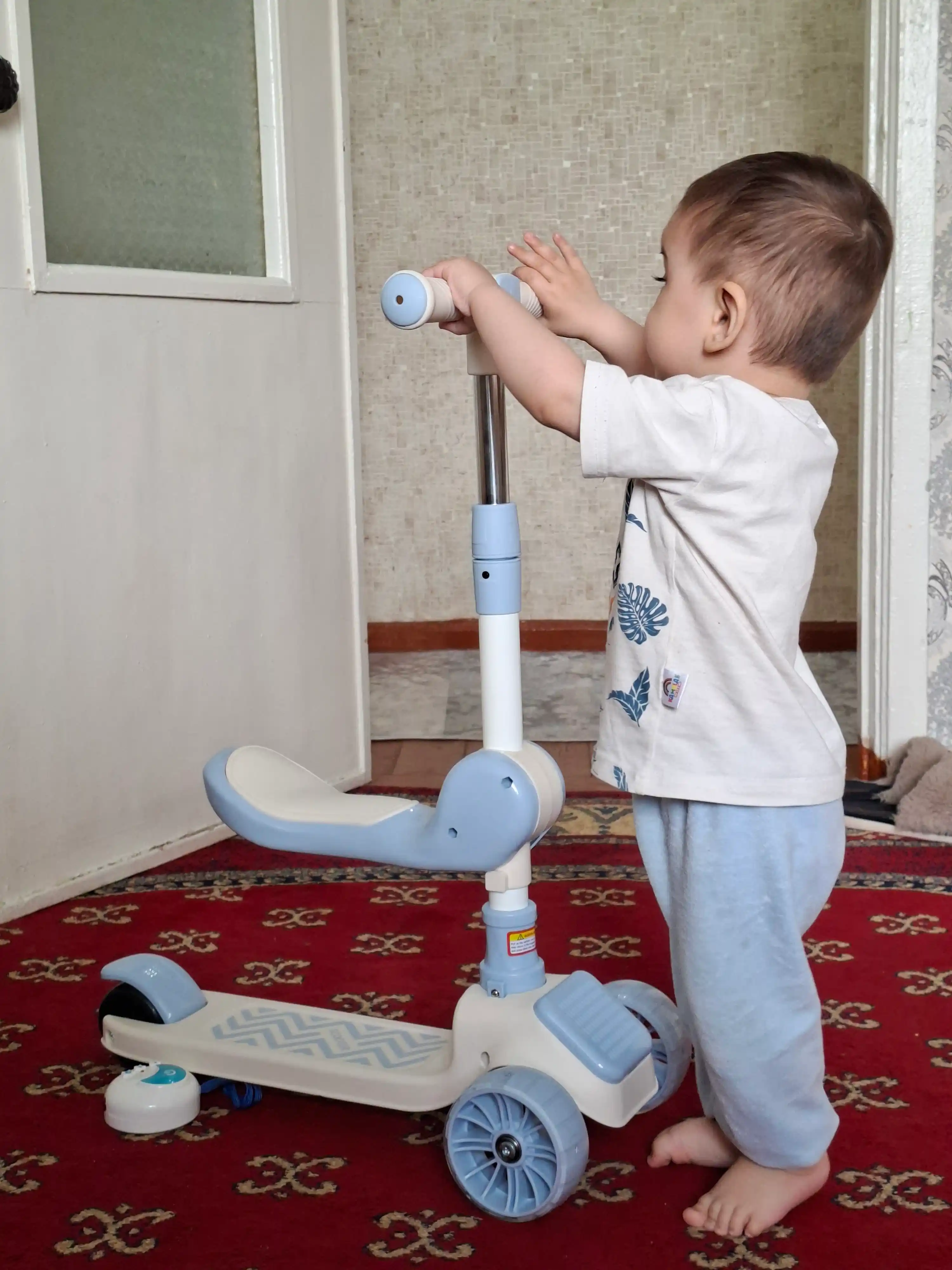 Bolalar samokat uch g‘ildirakli, o‘rindiqli samokat, sozlanadigan rul, yorqin g‘ildiraklar