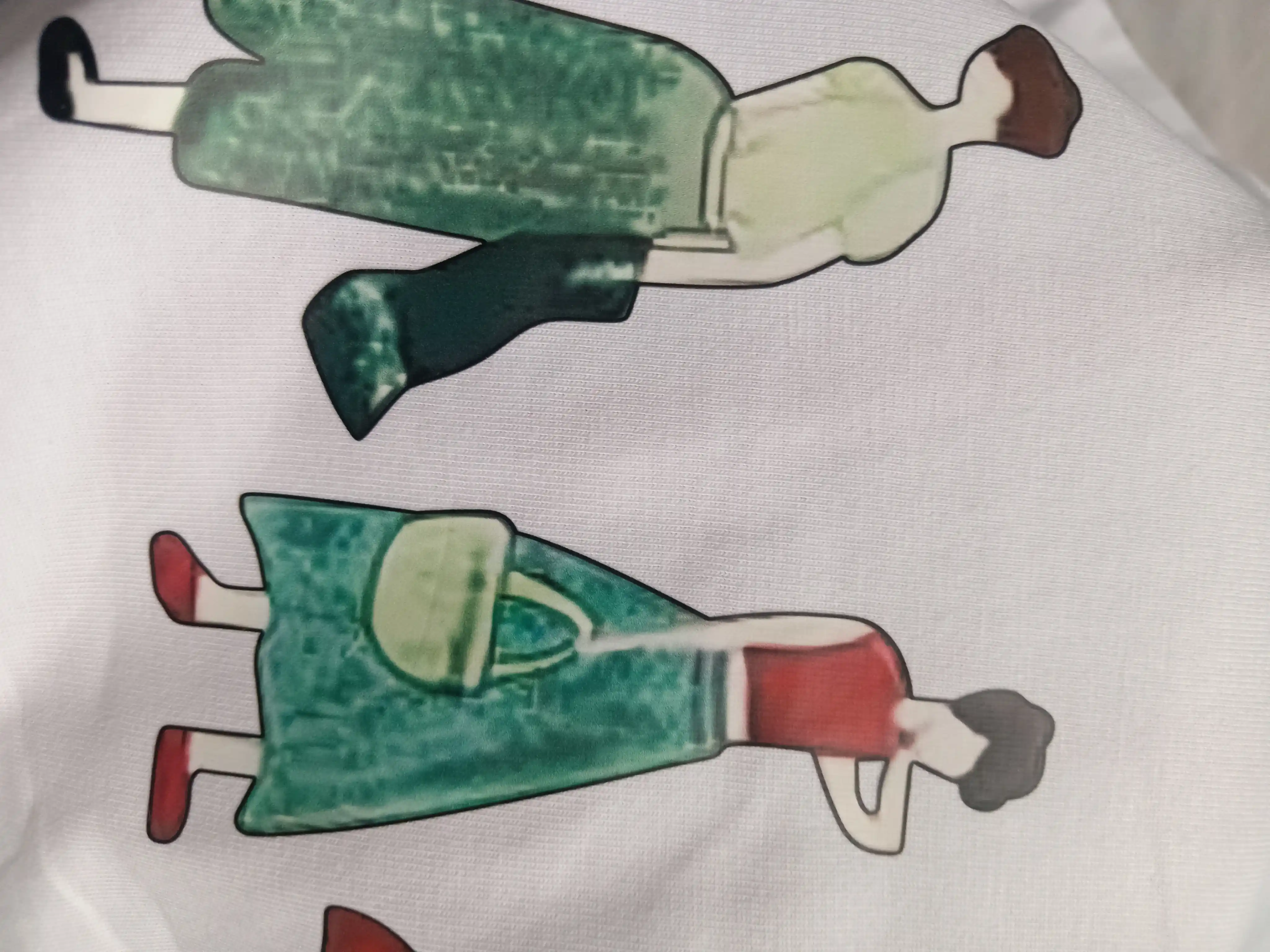 Ayollar futbolkasi