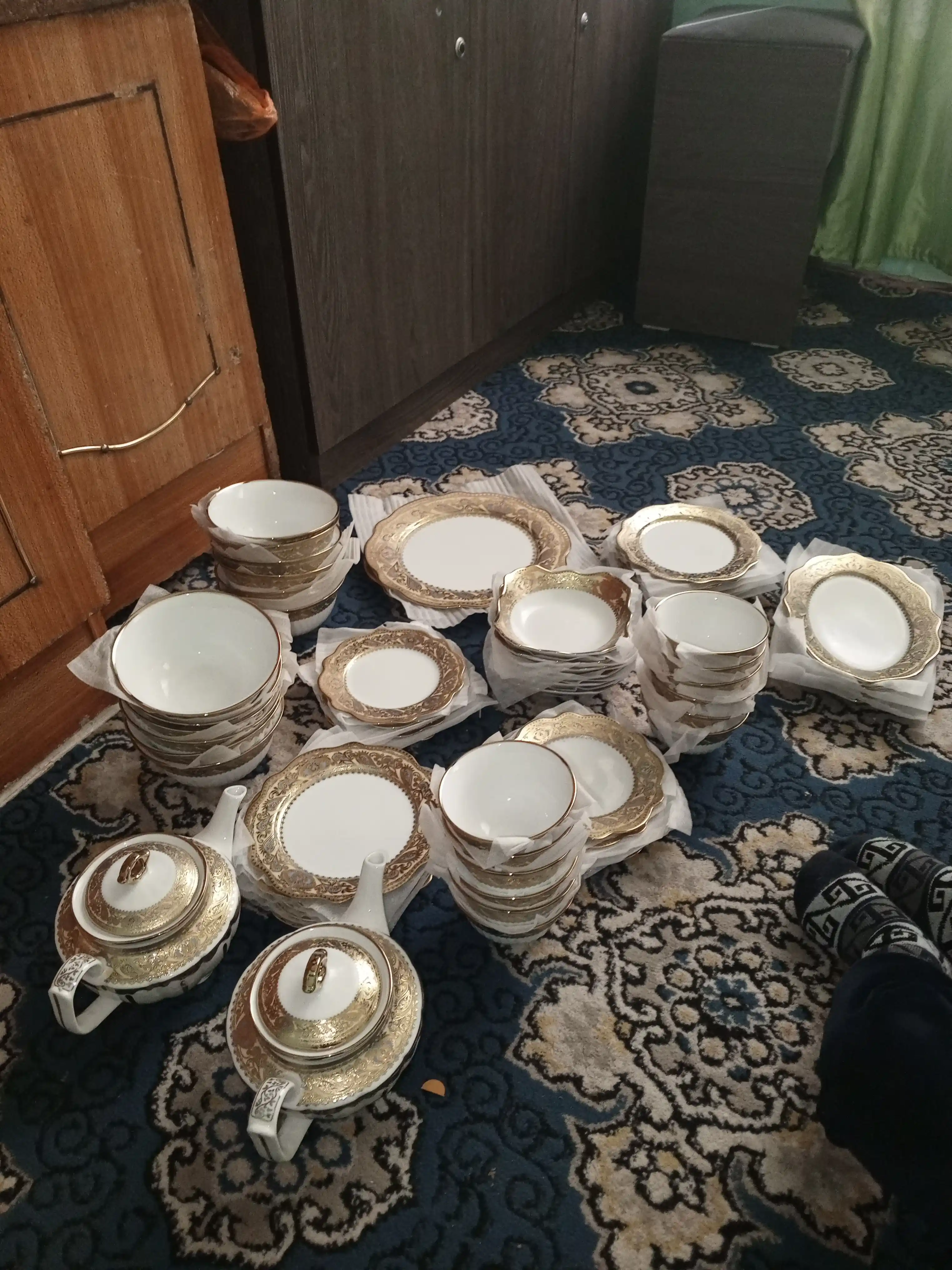 Фарфоровый набор столовой посуды, 60 предметов, на 12 персон