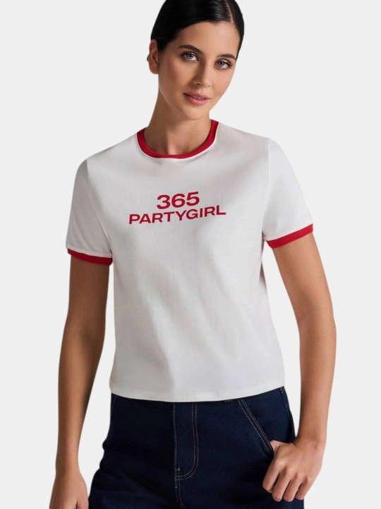 Ayollar futbolkasi