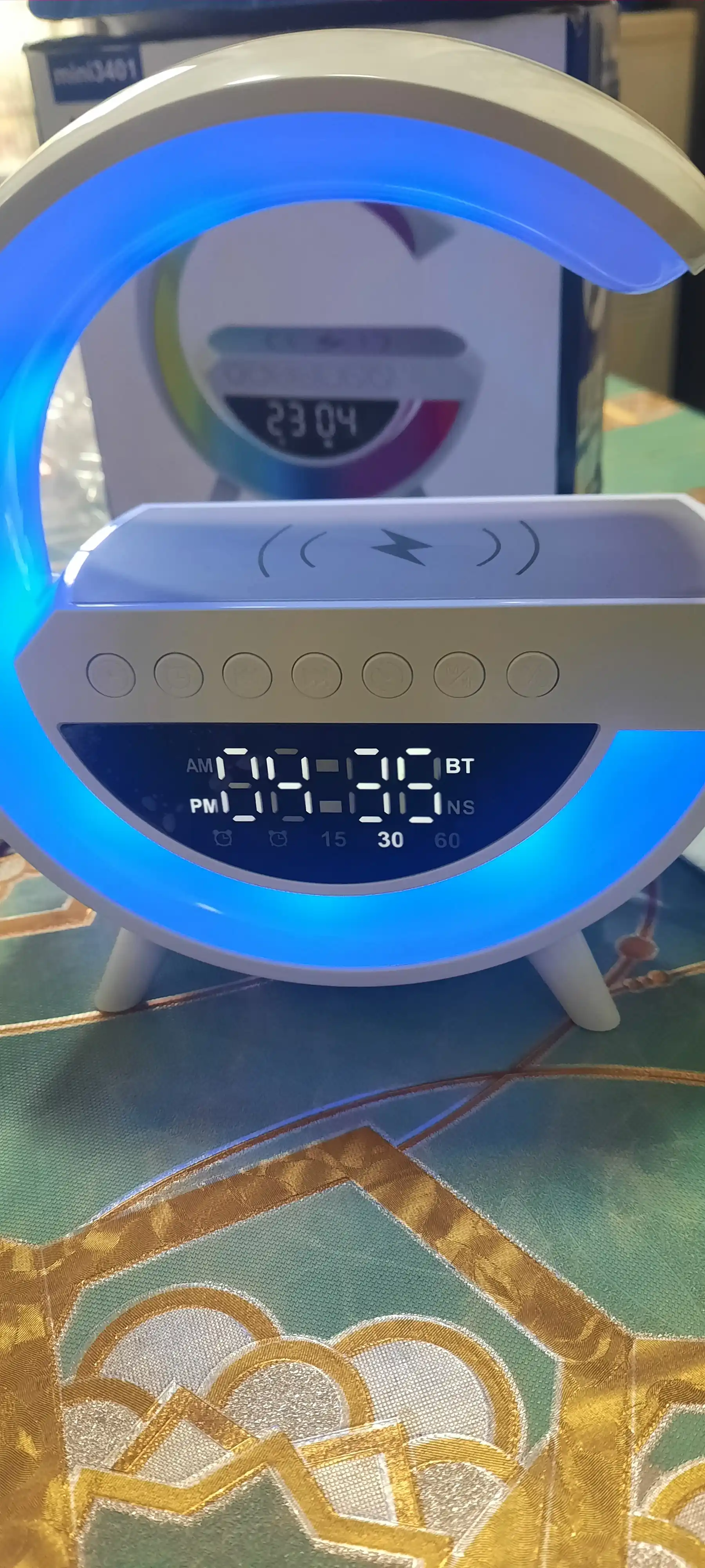 Karnay va simsiz zaryadlovchiga ega, aqlli RGB chiroq