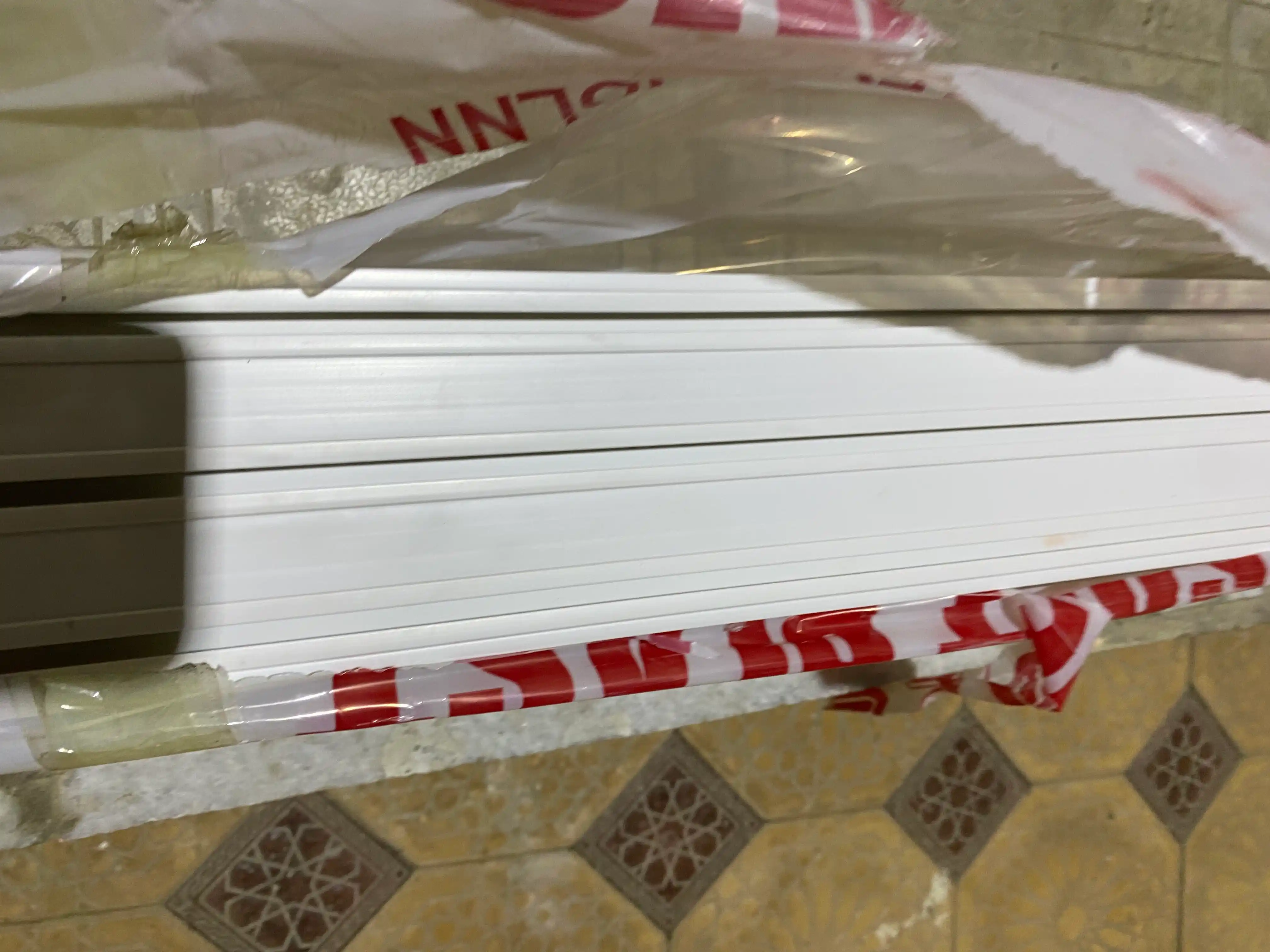 Pardalar uchun uch qatorli shift karniz