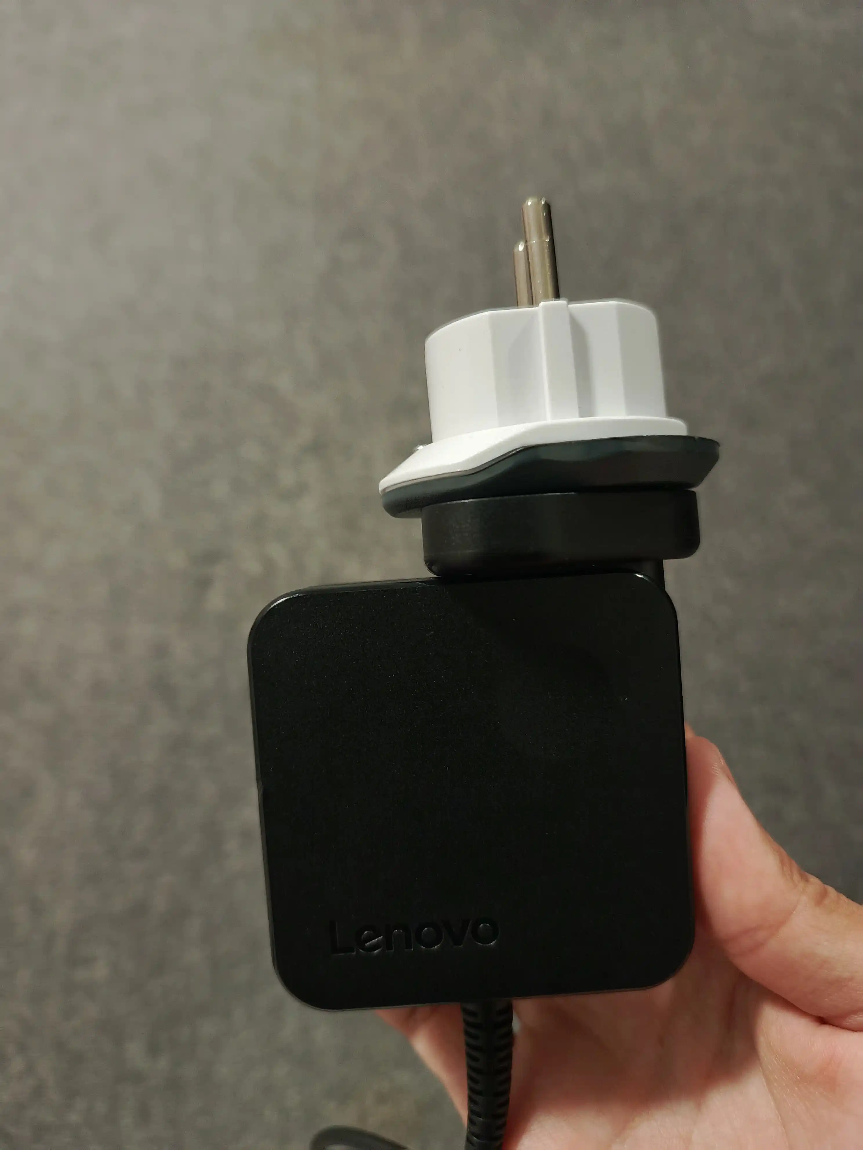 MerKan B.M.A universal adapter – EU / US / UK / AU rozetkalar uchun o‘tkazgich