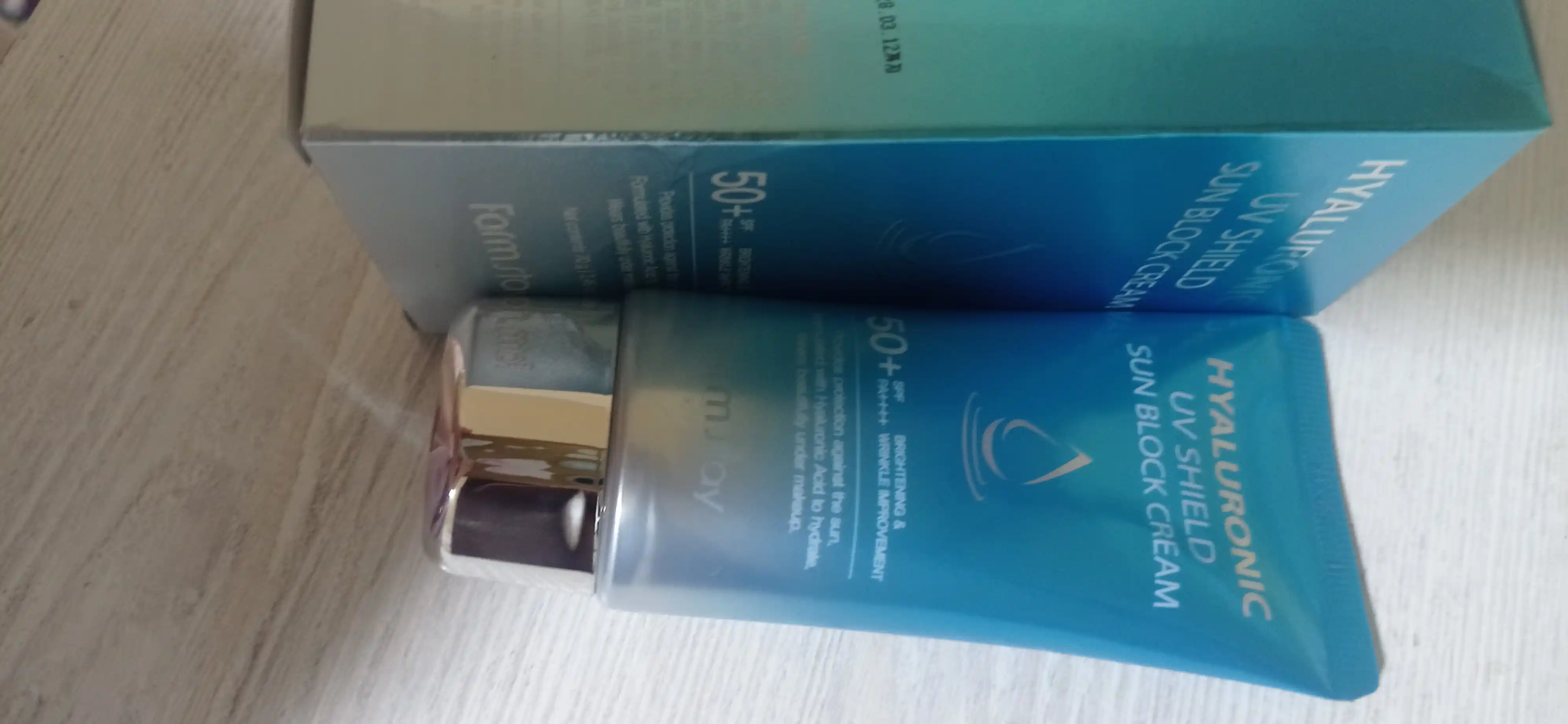 Quyoshdan himoya namlovchi krem SPF 50+
