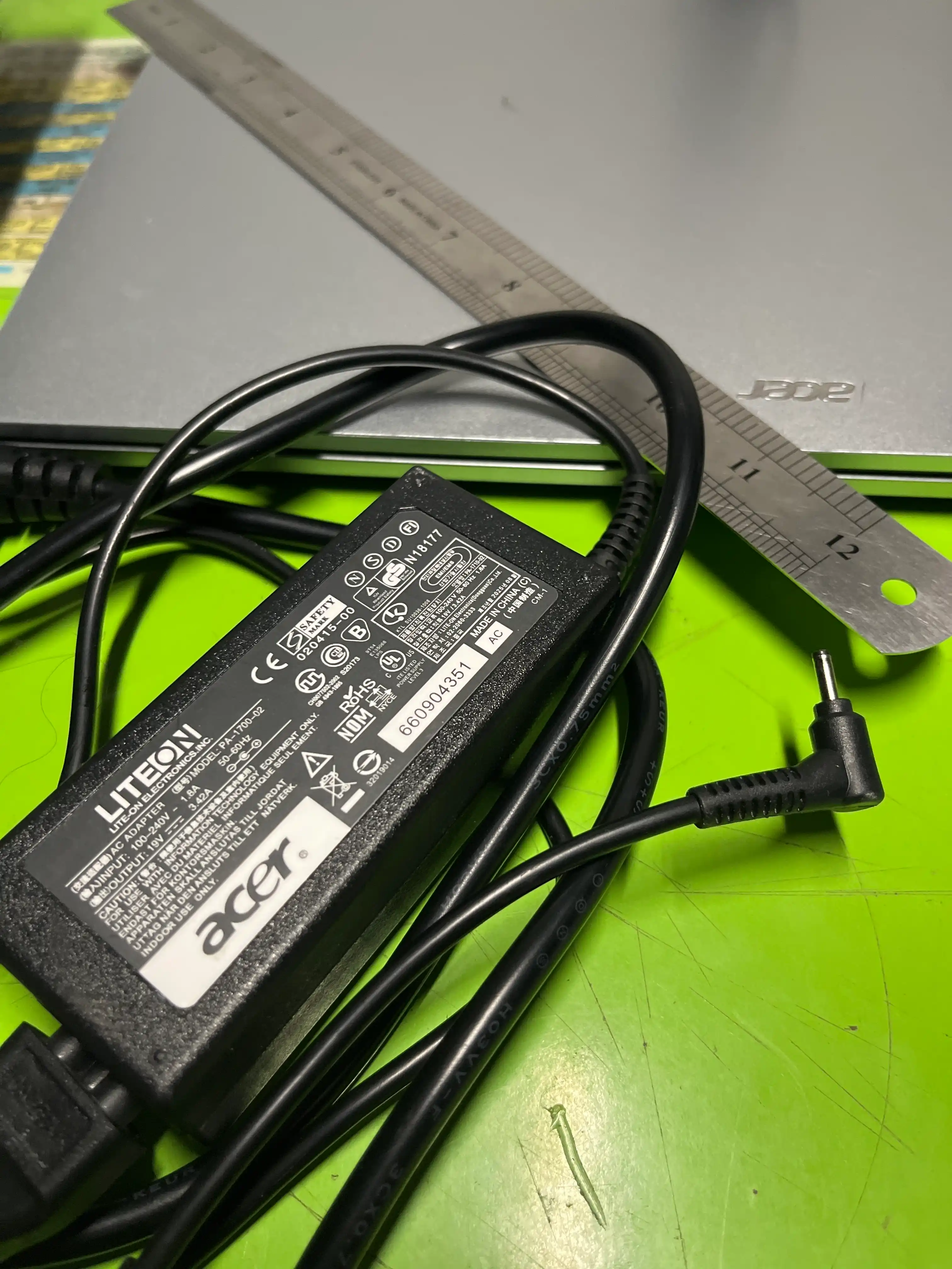 Noutbuk uchun quvvat manbai Acer 19V 3.42A, 65Vt, vilkaning tor uchi  xajmi 3.0х1.0 mm