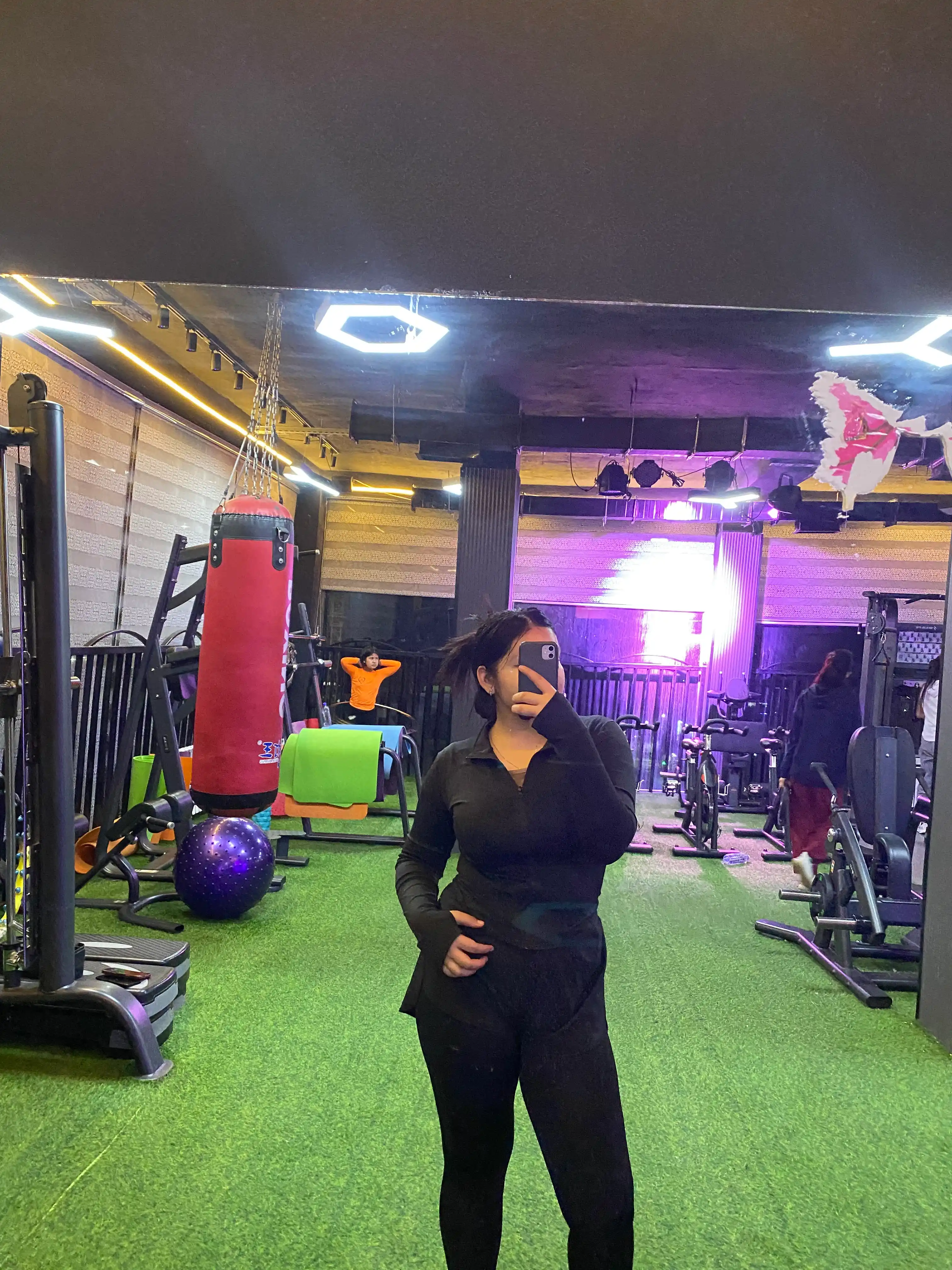 Ayollar rashgardlari, yopishib turadigan sport koftasi, fitnes uchun mo‘ljallangan
