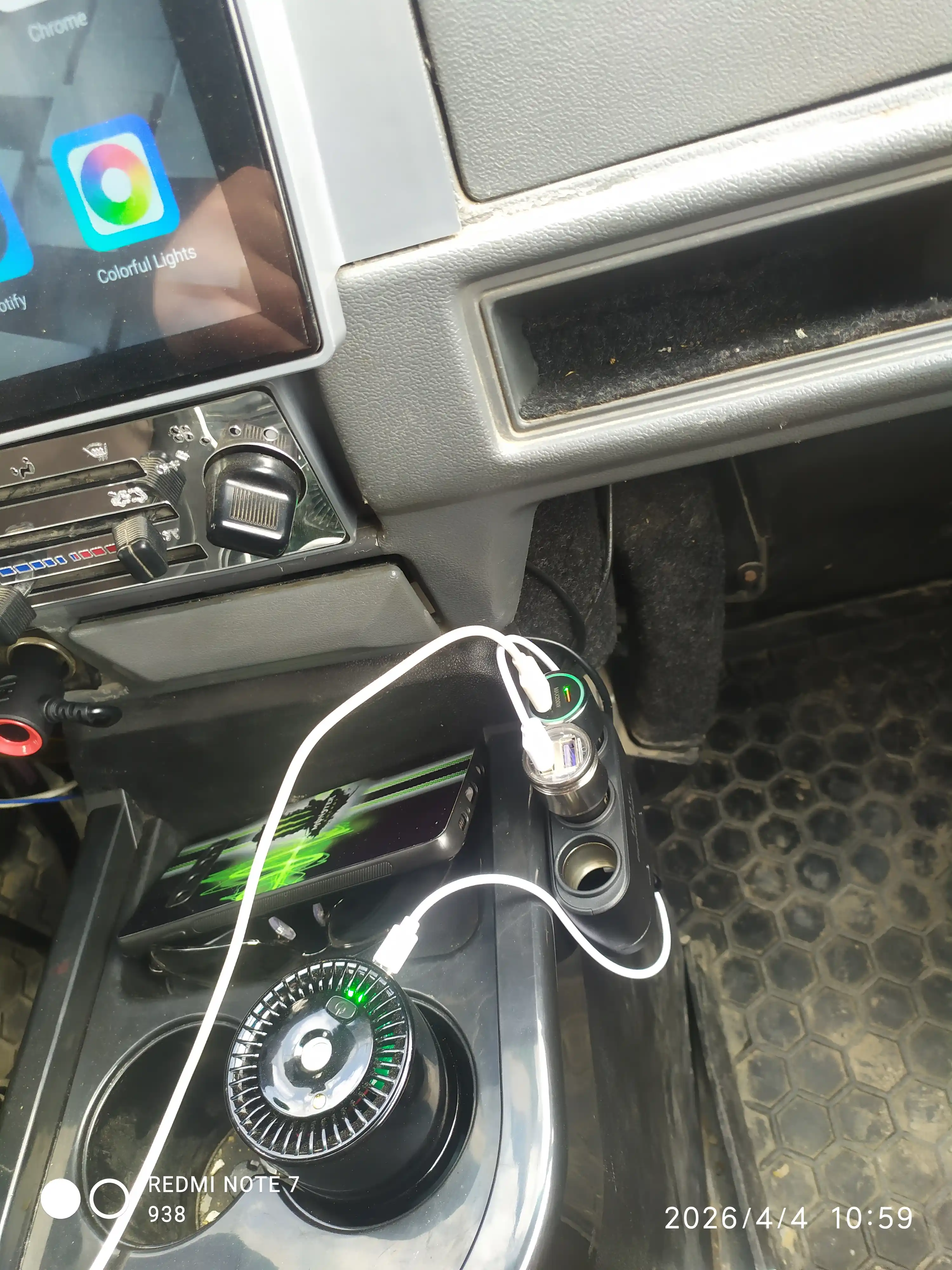 Uchlik - 3 ta uyali va ikkita USB-ga ega bo‘lgan chekish moslamasining tarmoqlagichi