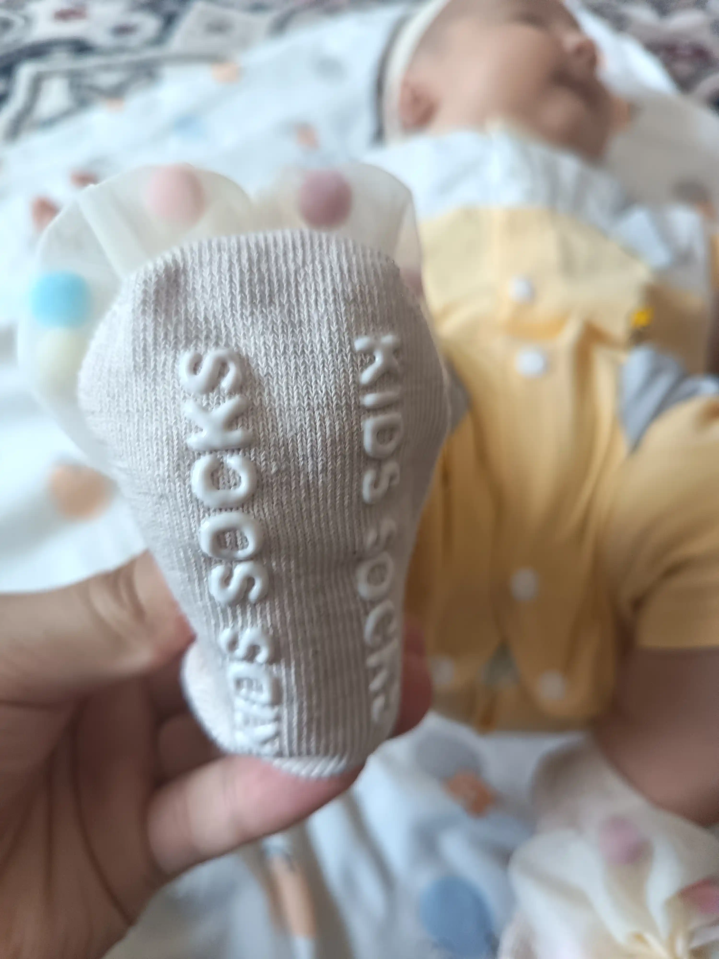 Qizlar va yangi tug‘ilgan chaqaloqlar uchun paypoq va bosh bog‘ichlar to‘plami