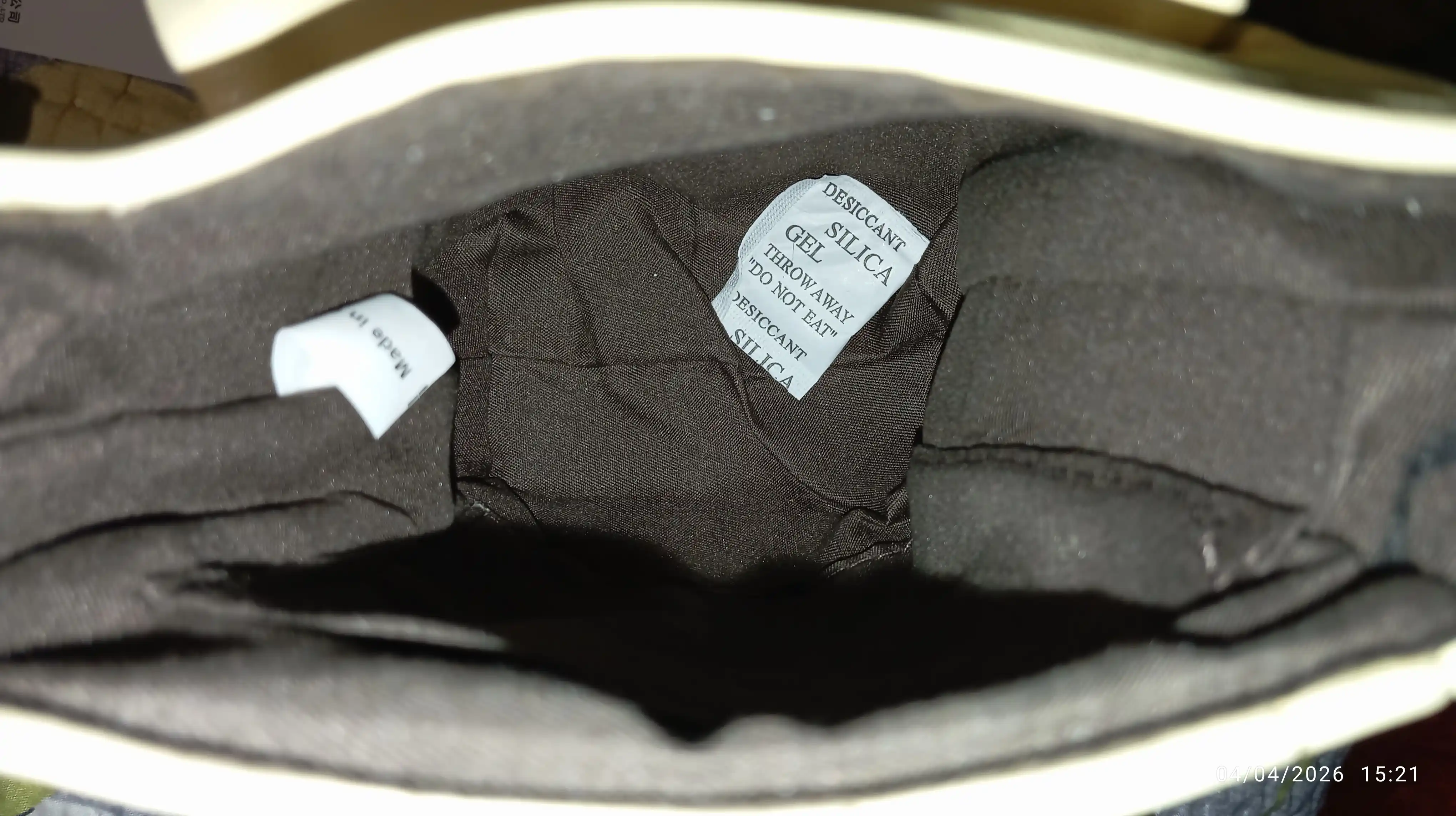 Ayollar sumkasi, ixcham tasmali sumka