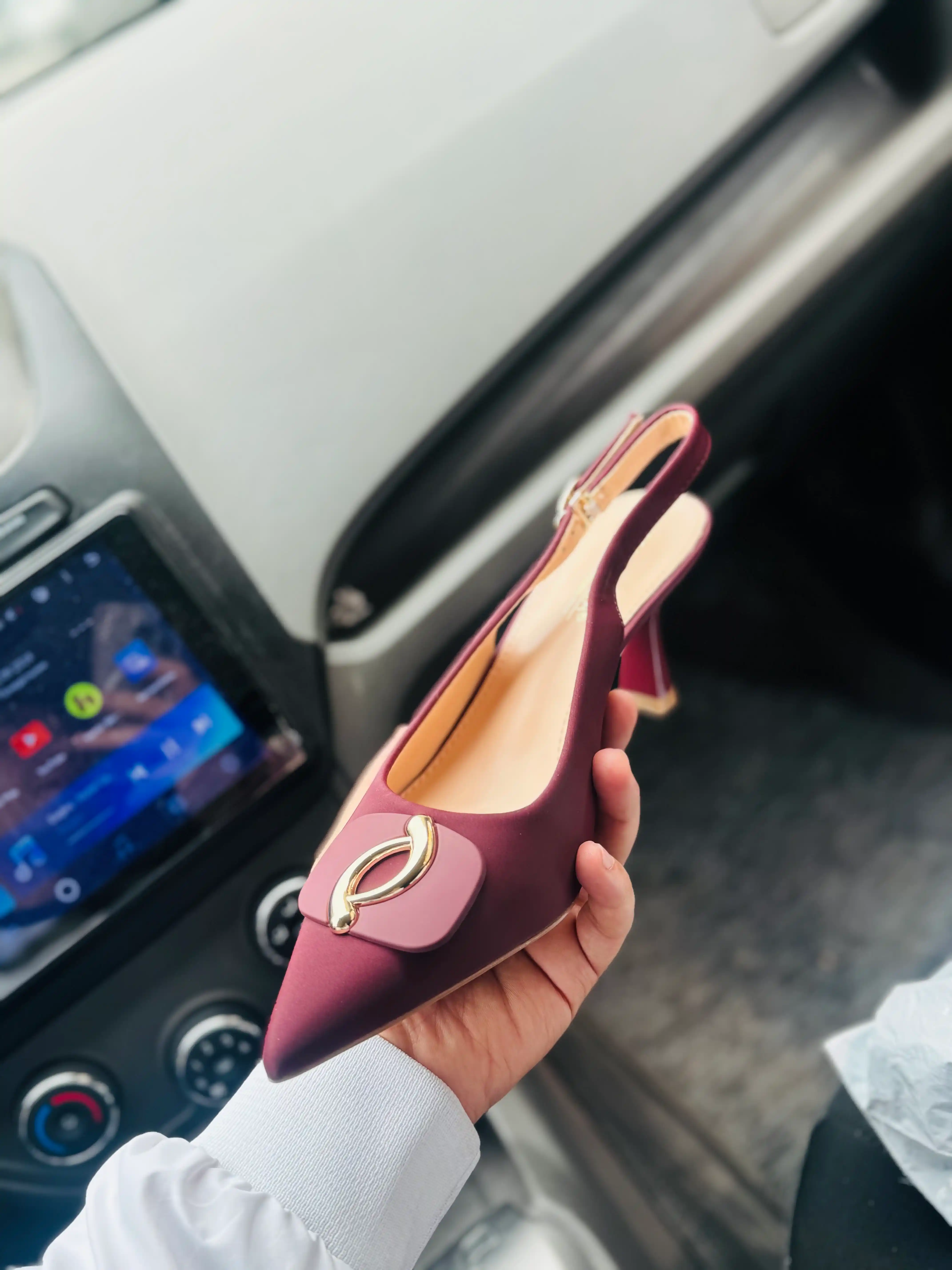 Ayollar uchun elegant slingback tufli, uchli burunli, poshnali, bezakli model