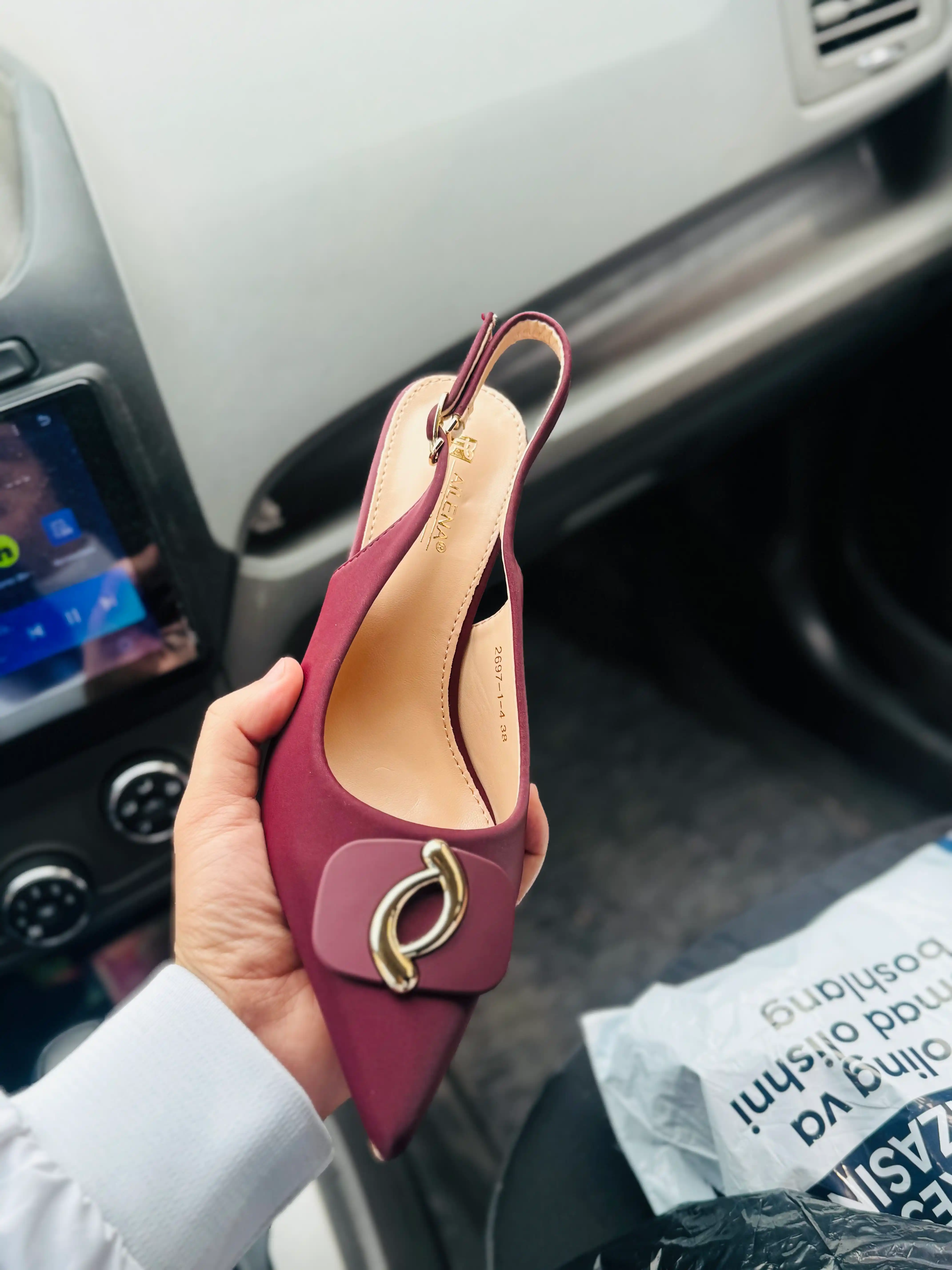 Ayollar uchun elegant slingback tufli, uchli burunli, poshnali, bezakli model