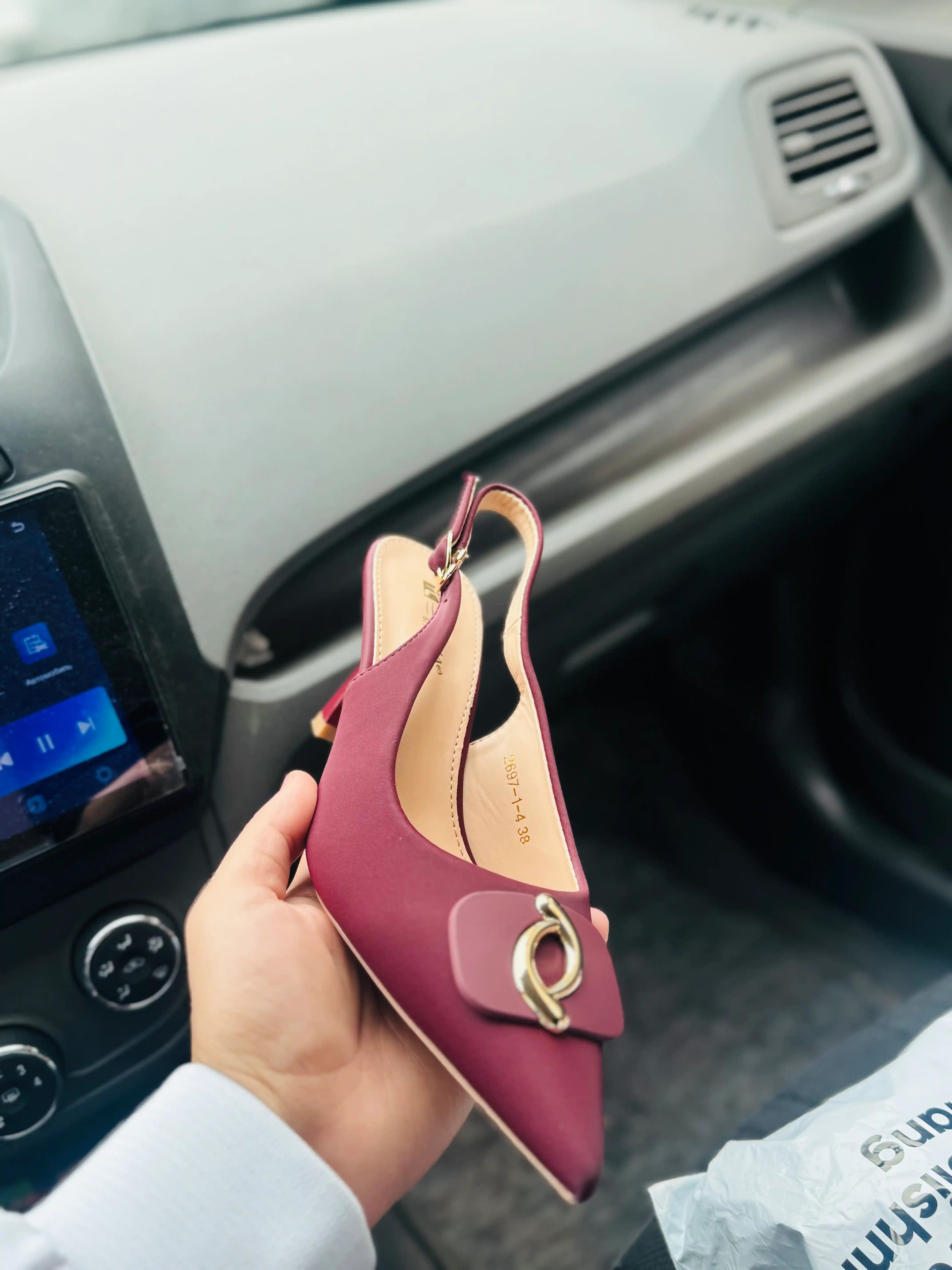Ayollar uchun elegant slingback tufli, uchli burunli, poshnali, bezakli model