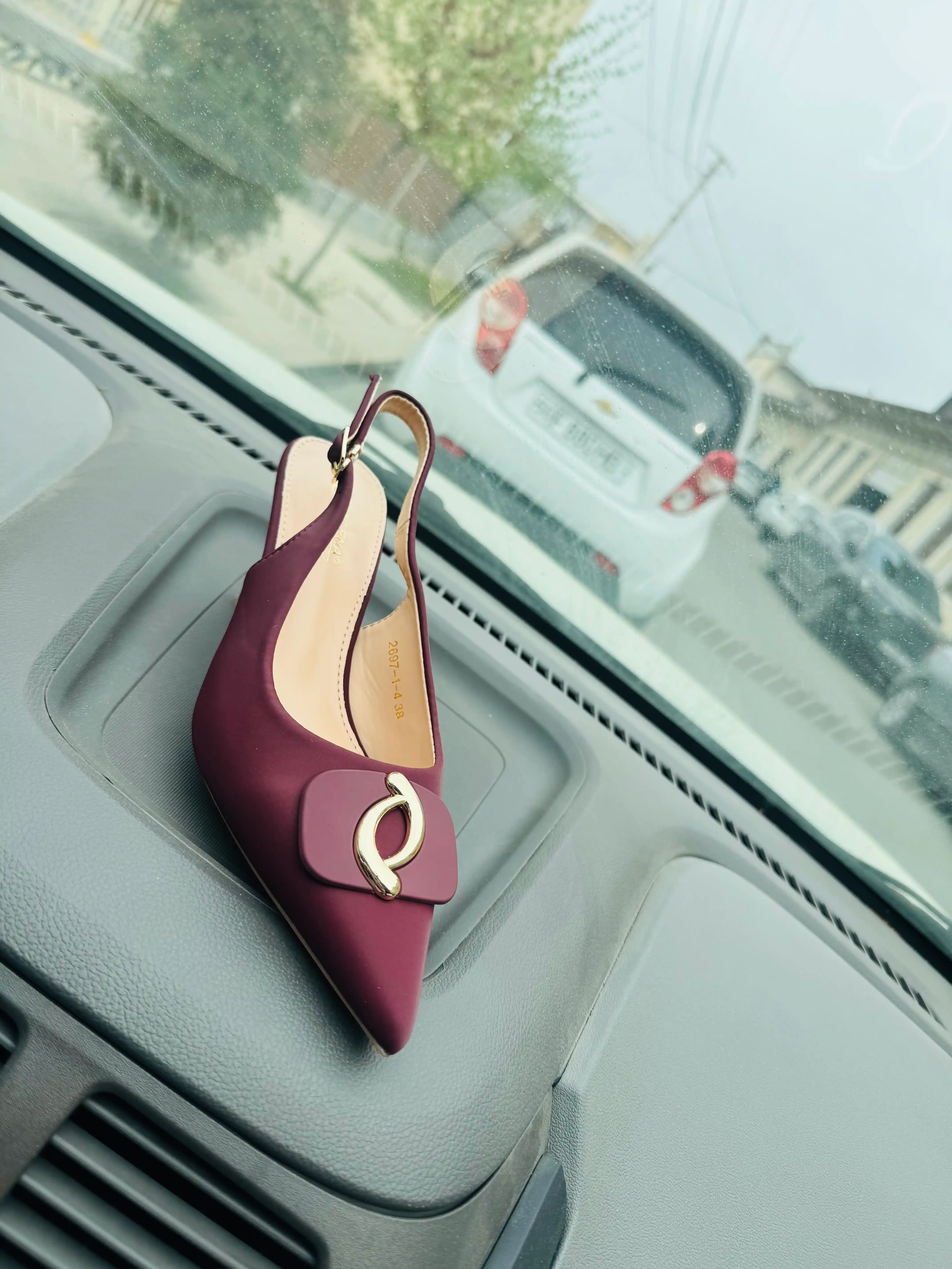 Ayollar uchun elegant slingback tufli, uchli burunli, poshnali, bezakli model