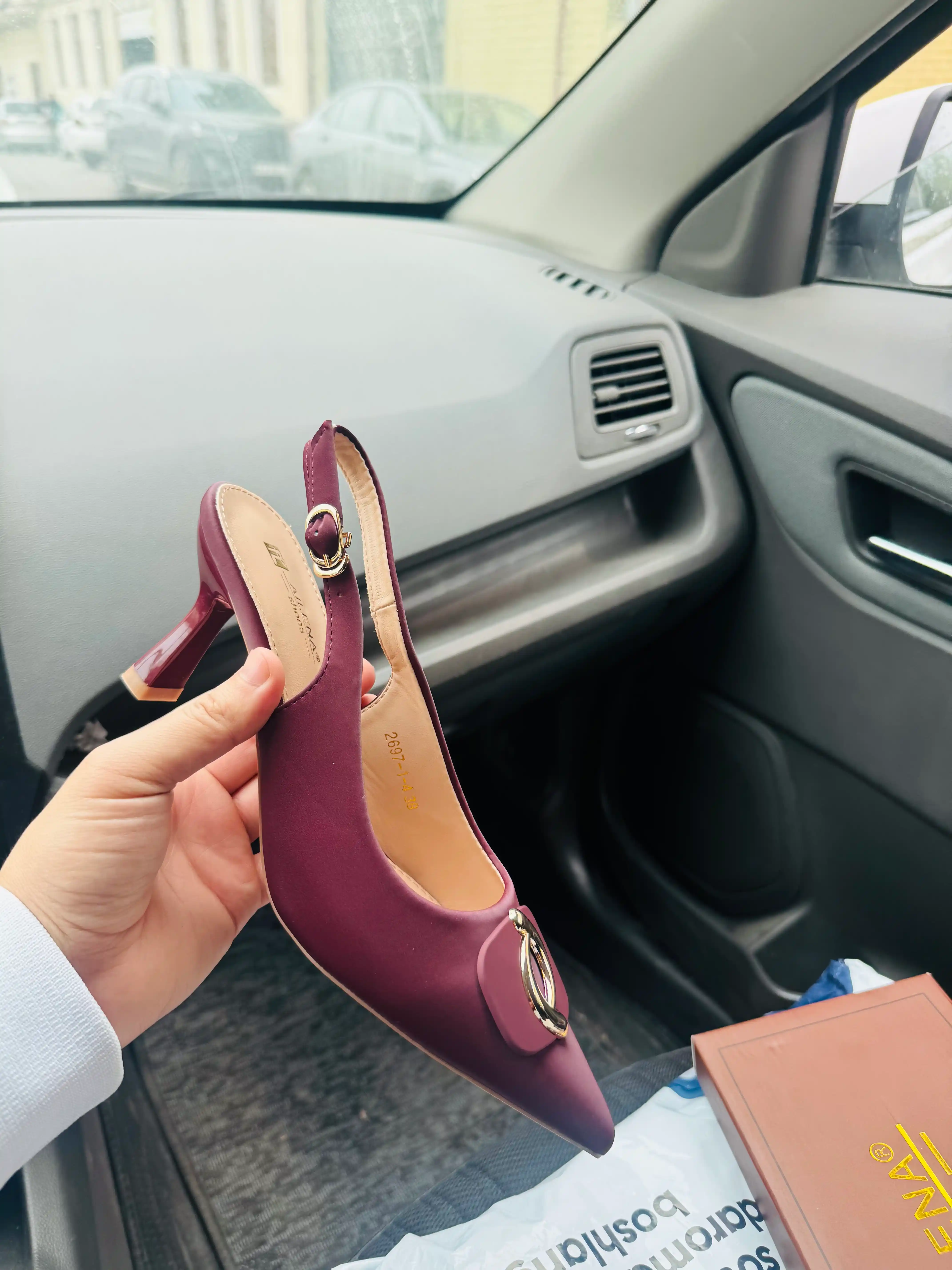 Ayollar uchun elegant slingback tufli, uchli burunli, poshnali, bezakli model