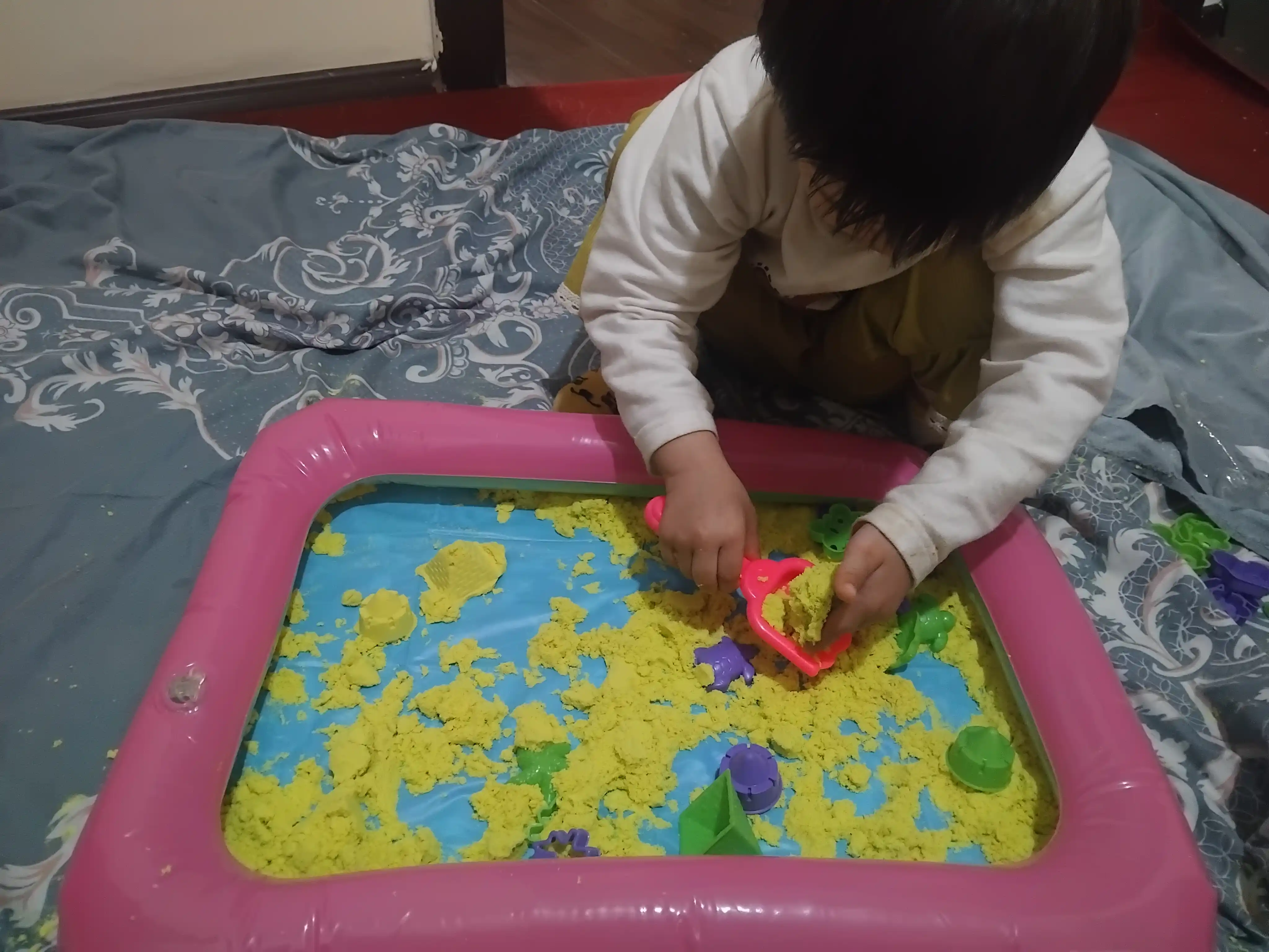 Kinetik qum - 1/2/4 kg, yasash va o‘ynash uchun to‘plam, shishiriladigan basseyn bilan