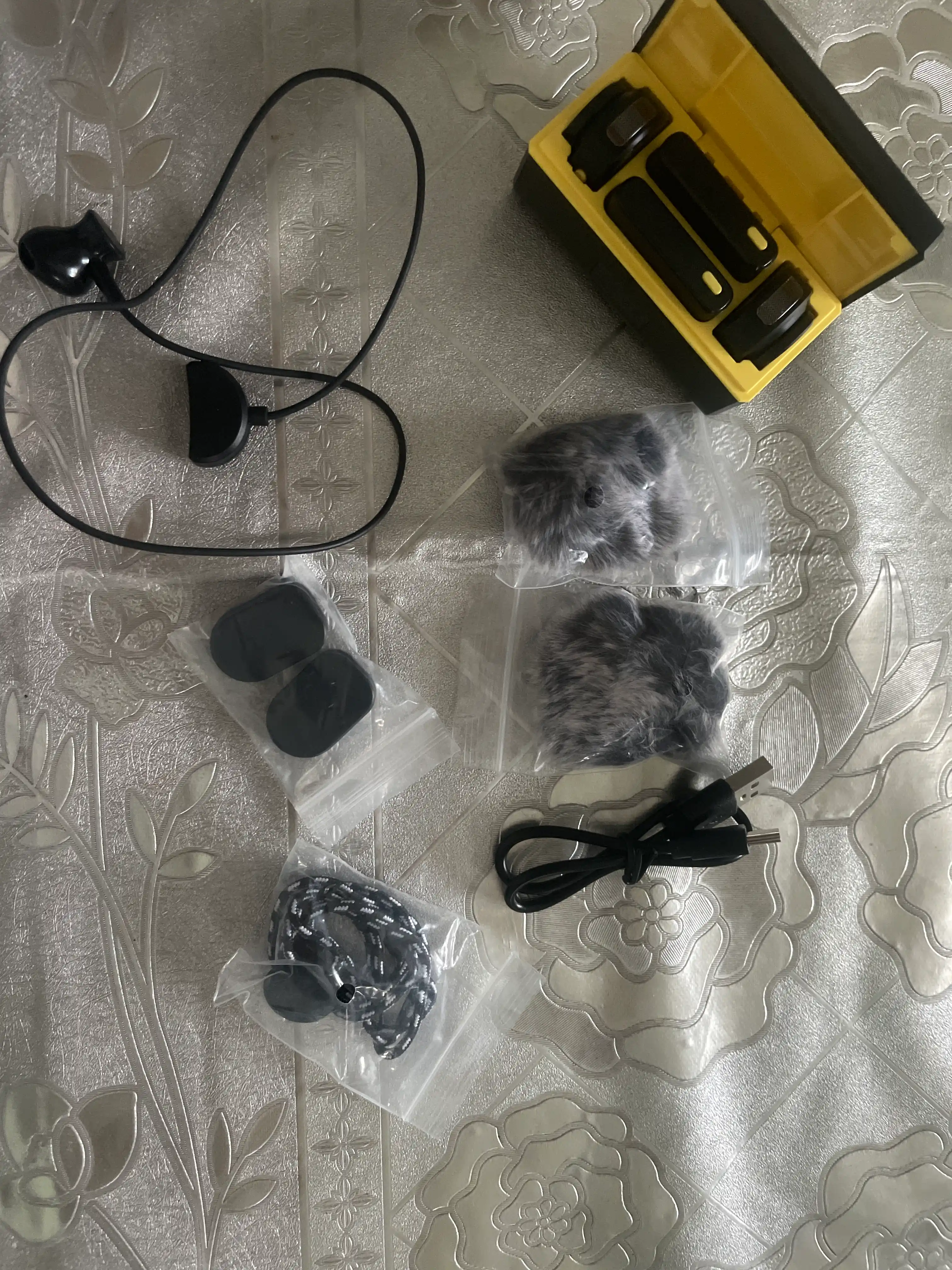 Simsiz petlichkali mikrofon Aura, 2 ulagich, iPhone va Android uchun, Type-C va Lightning