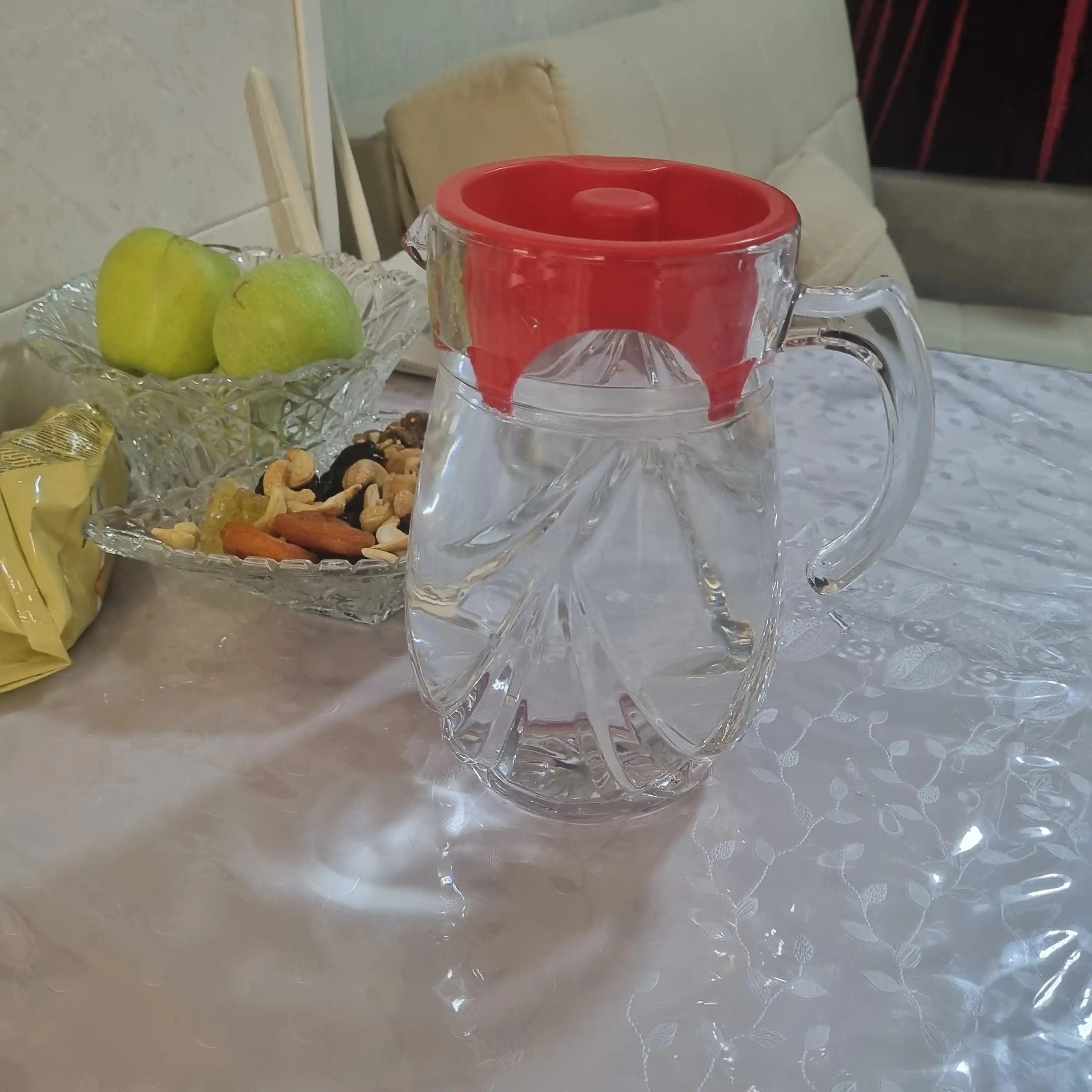 Suv va ichimliklar uchun qopqoqli, shaffof shisha ko‘za, 1,5 litr