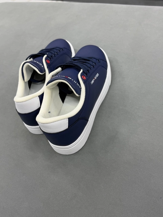 Tommy Hilfiger erkaklar krasovkasi – zamonaviy va qulay
