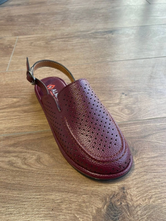 Ayollar uchun teshikli klassik sandal – qulay va yengil yozgi oyoq kiyim