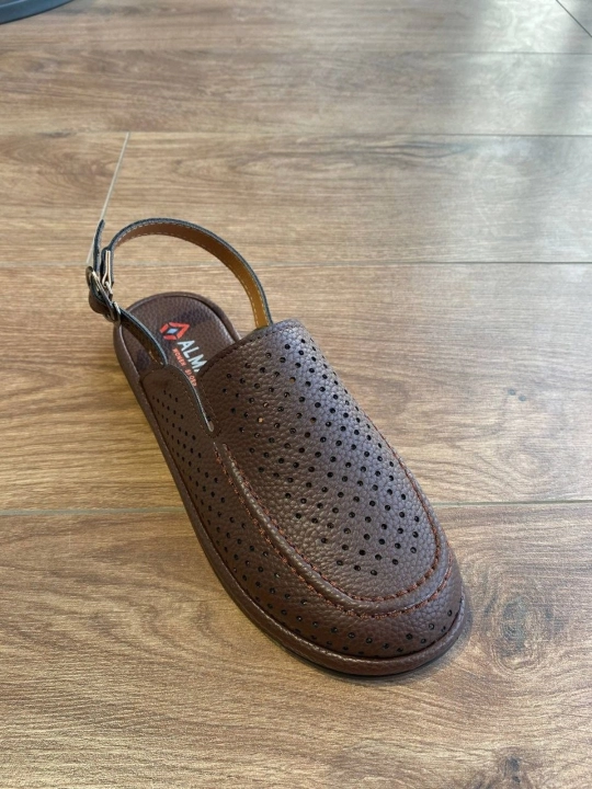 Ayollar uchun teshikli klassik sandal – qulay va yengil yozgi oyoq kiyim