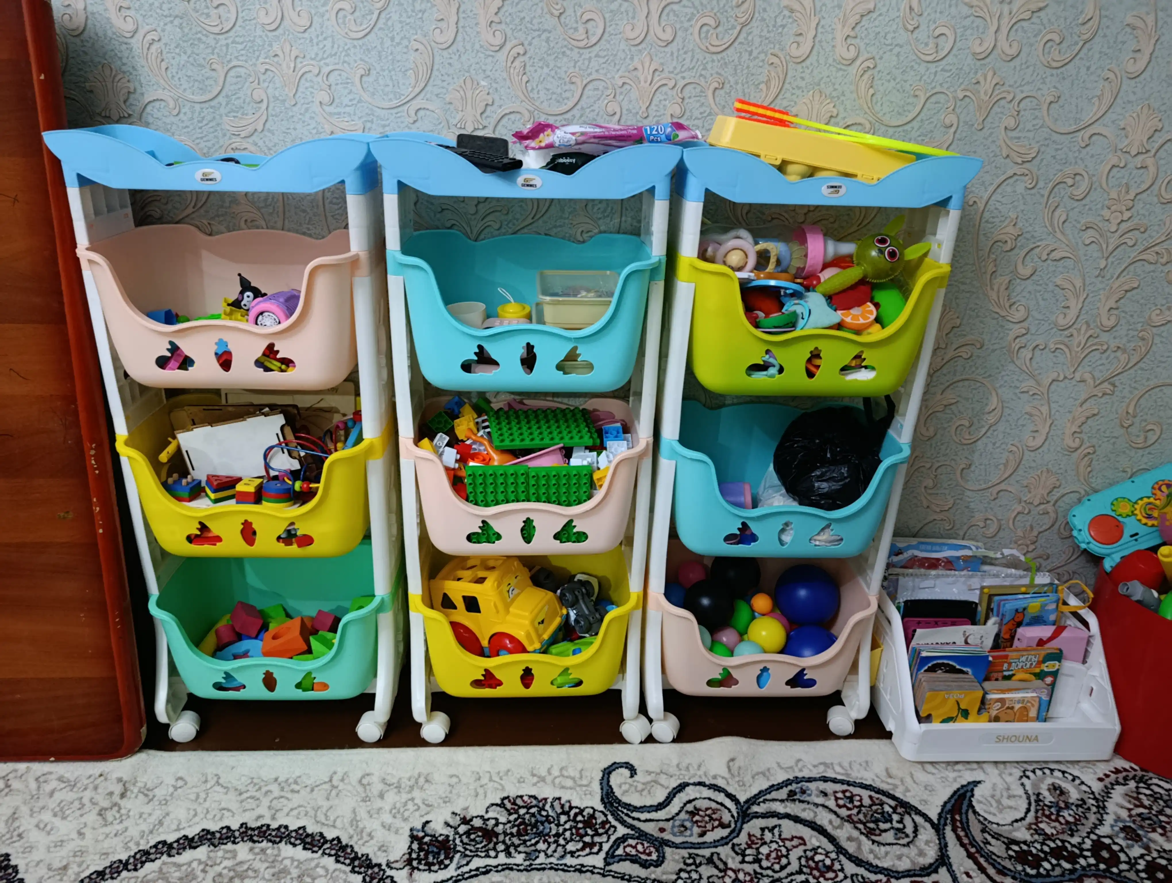 Plastik pol tokcha, g'ildiraklarda oshxona, hammom uchun