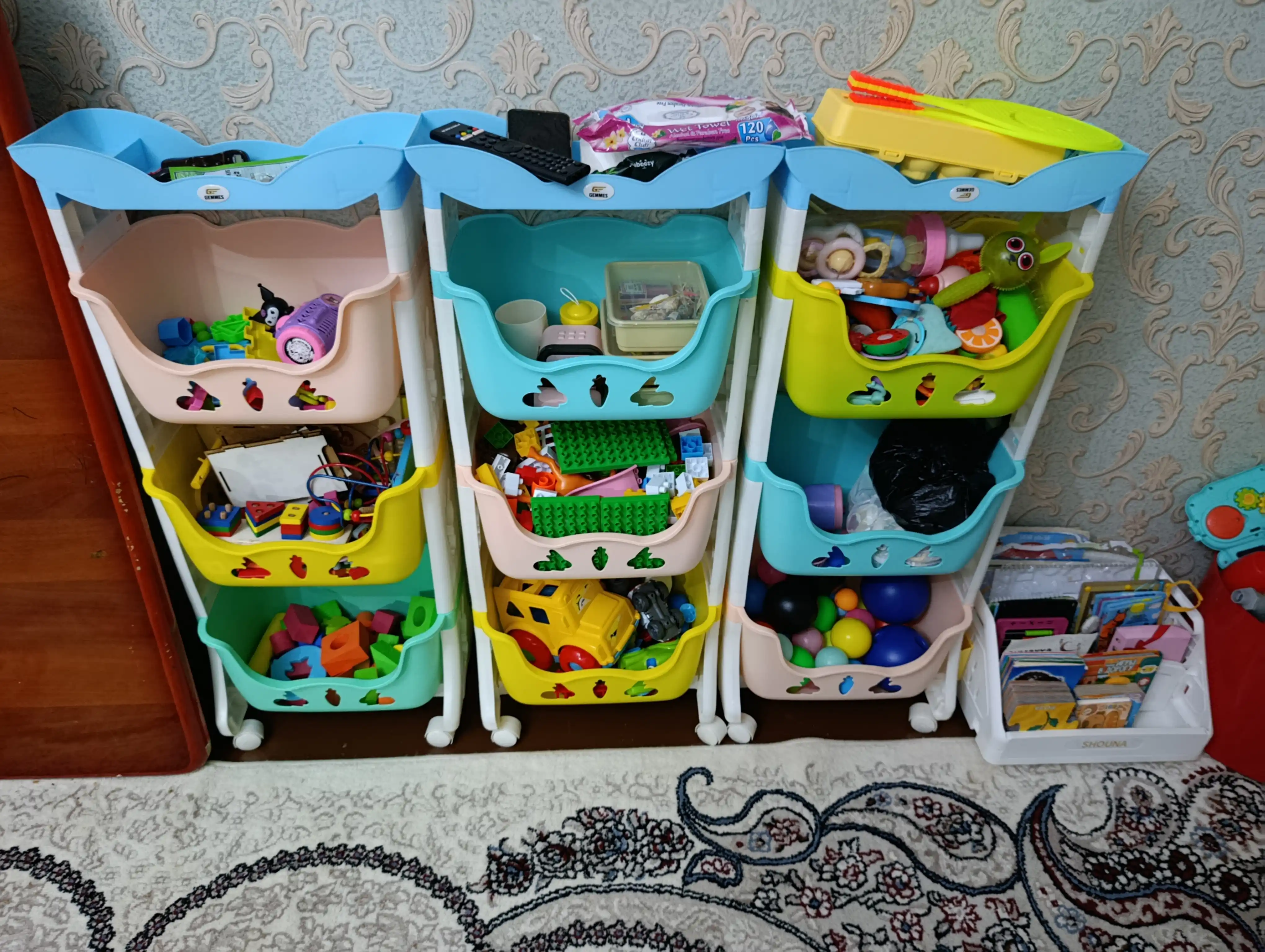 Plastik pol tokcha, g'ildiraklarda oshxona, hammom uchun