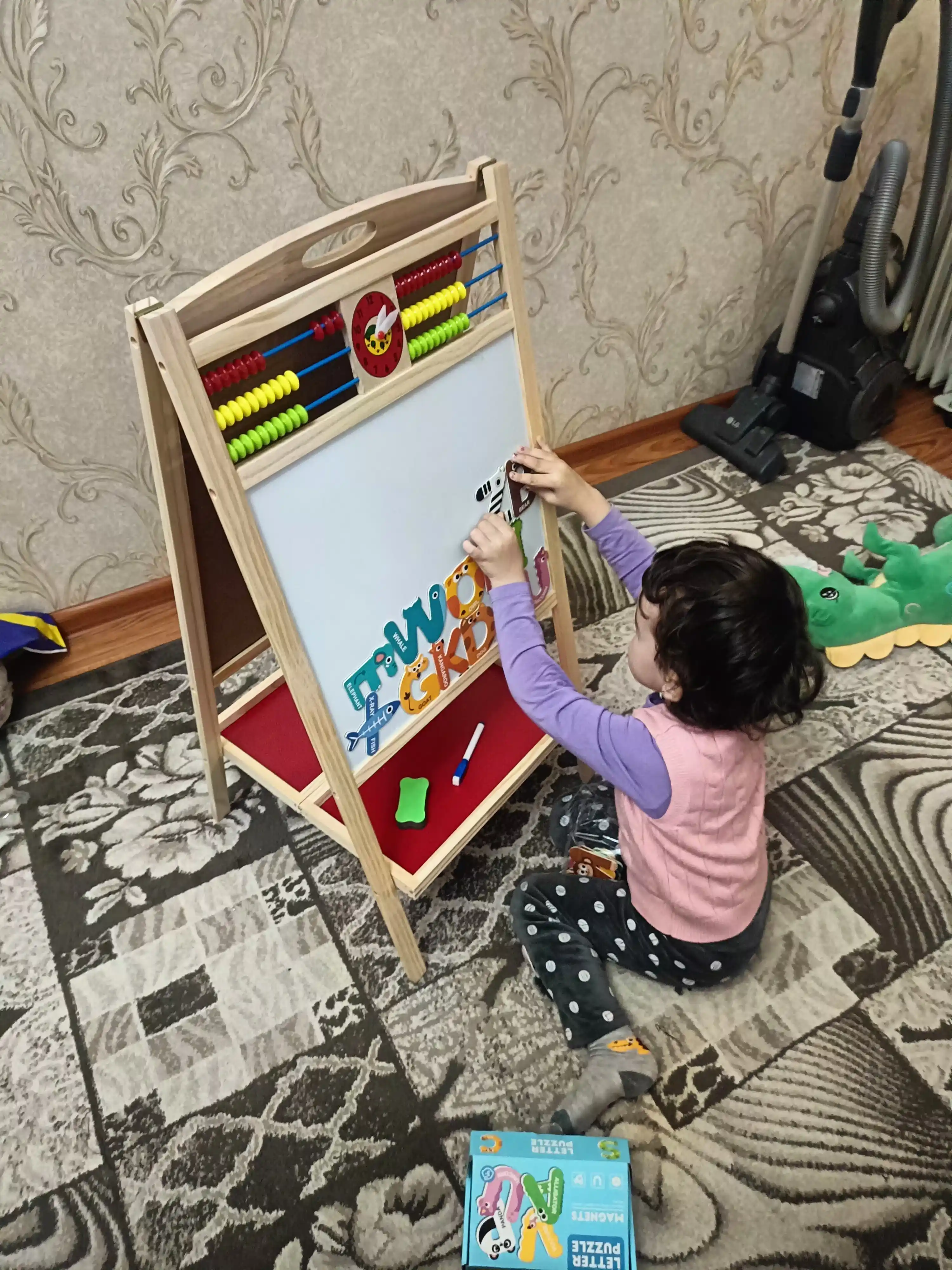 Bolalar molberti, bo'r va marker bilan, chizish uchun magnit doska