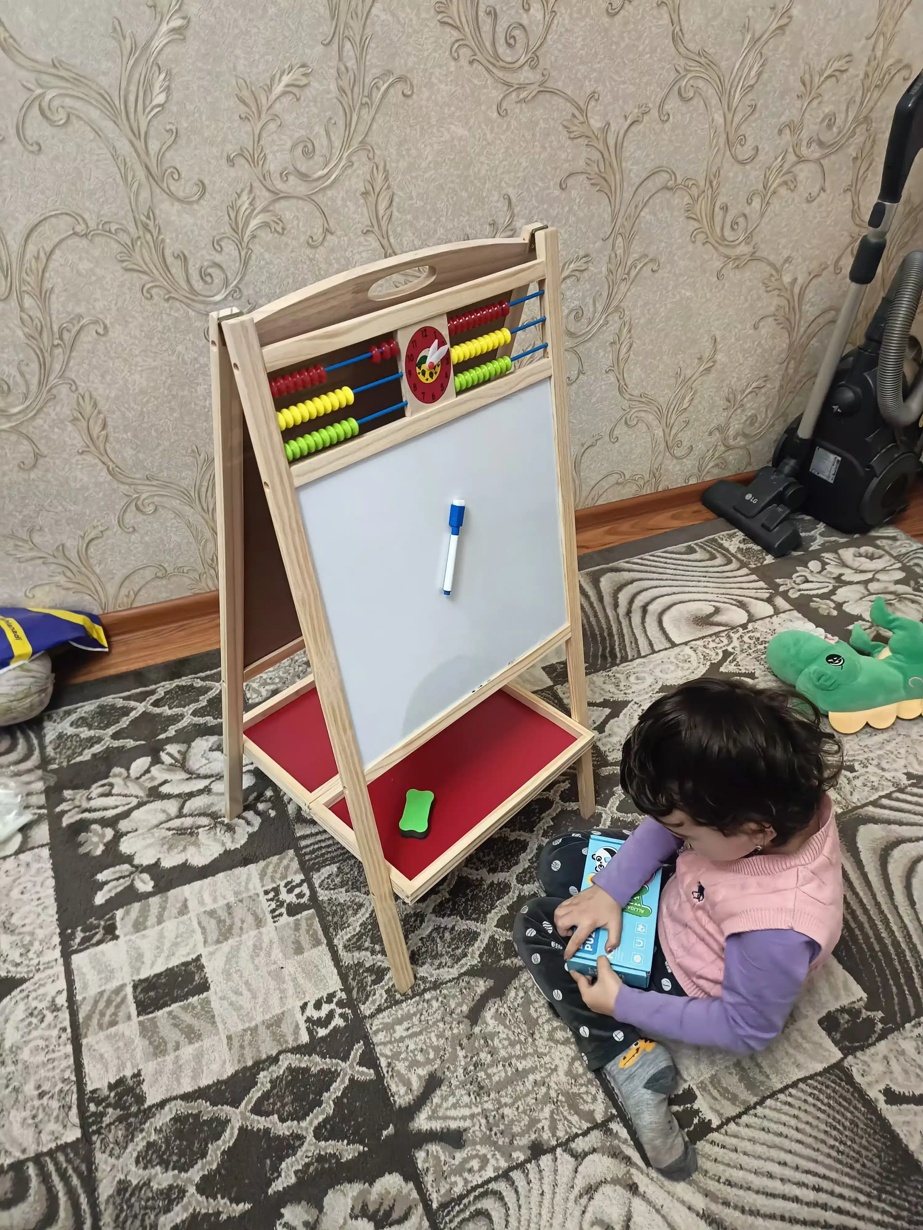 Bolalar molberti, bo'r va marker bilan, chizish uchun magnit doska