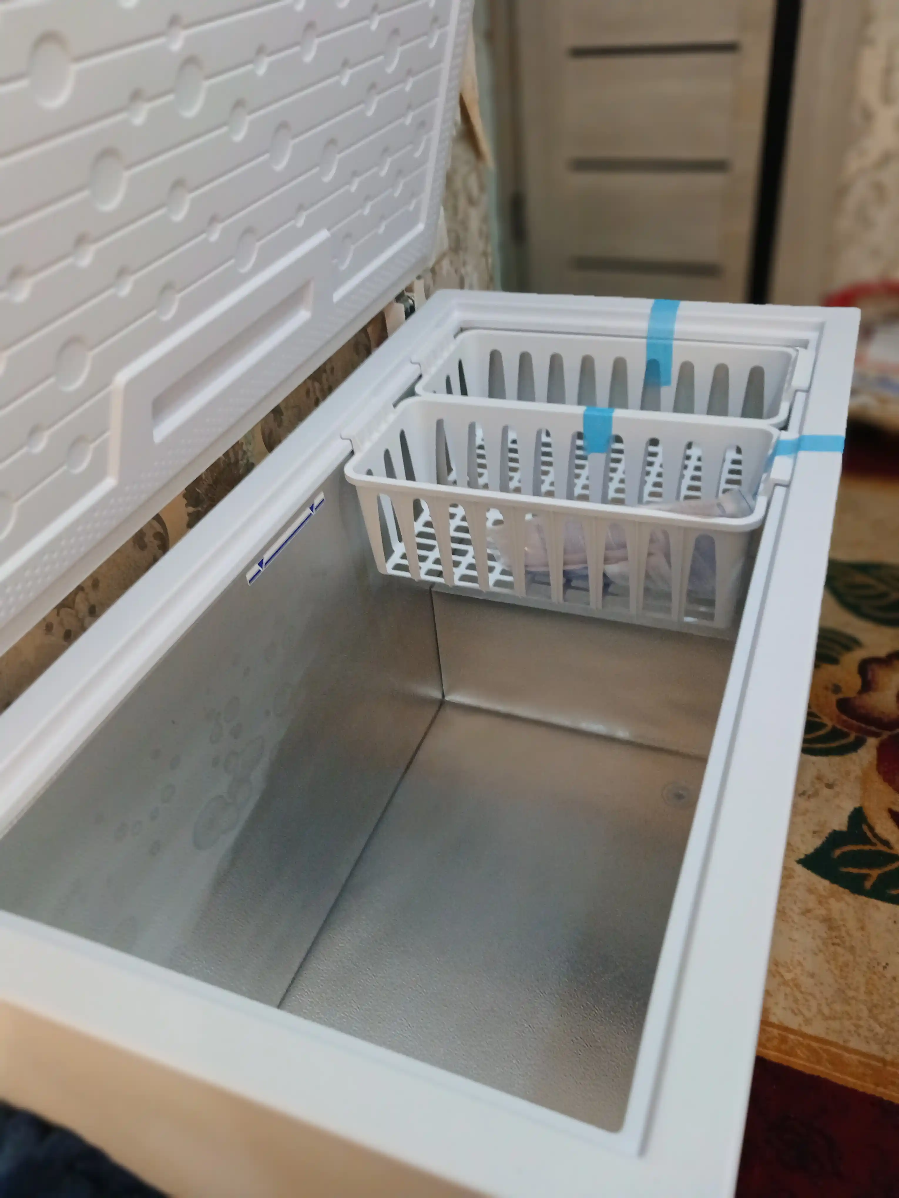 Katta sig'imli gorizontal muzlatgich Biryusa 355KVS, hajmi 330 l, invertor kompressor