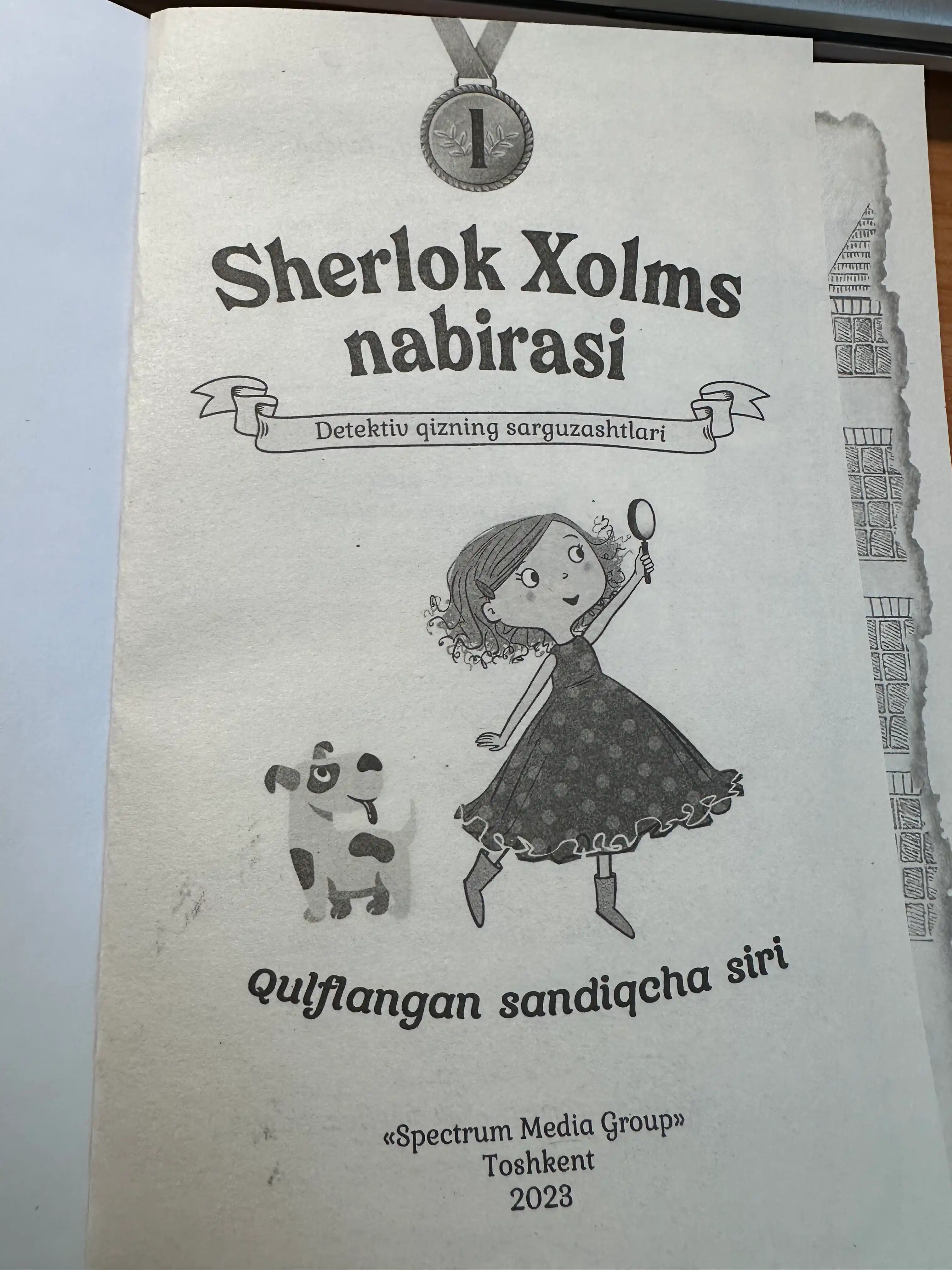 Sherlok Holms nabirasi, Meyzi Xitchins, Qulflangan sandiqcha siri. 1-kitob, o‘zbek tilida