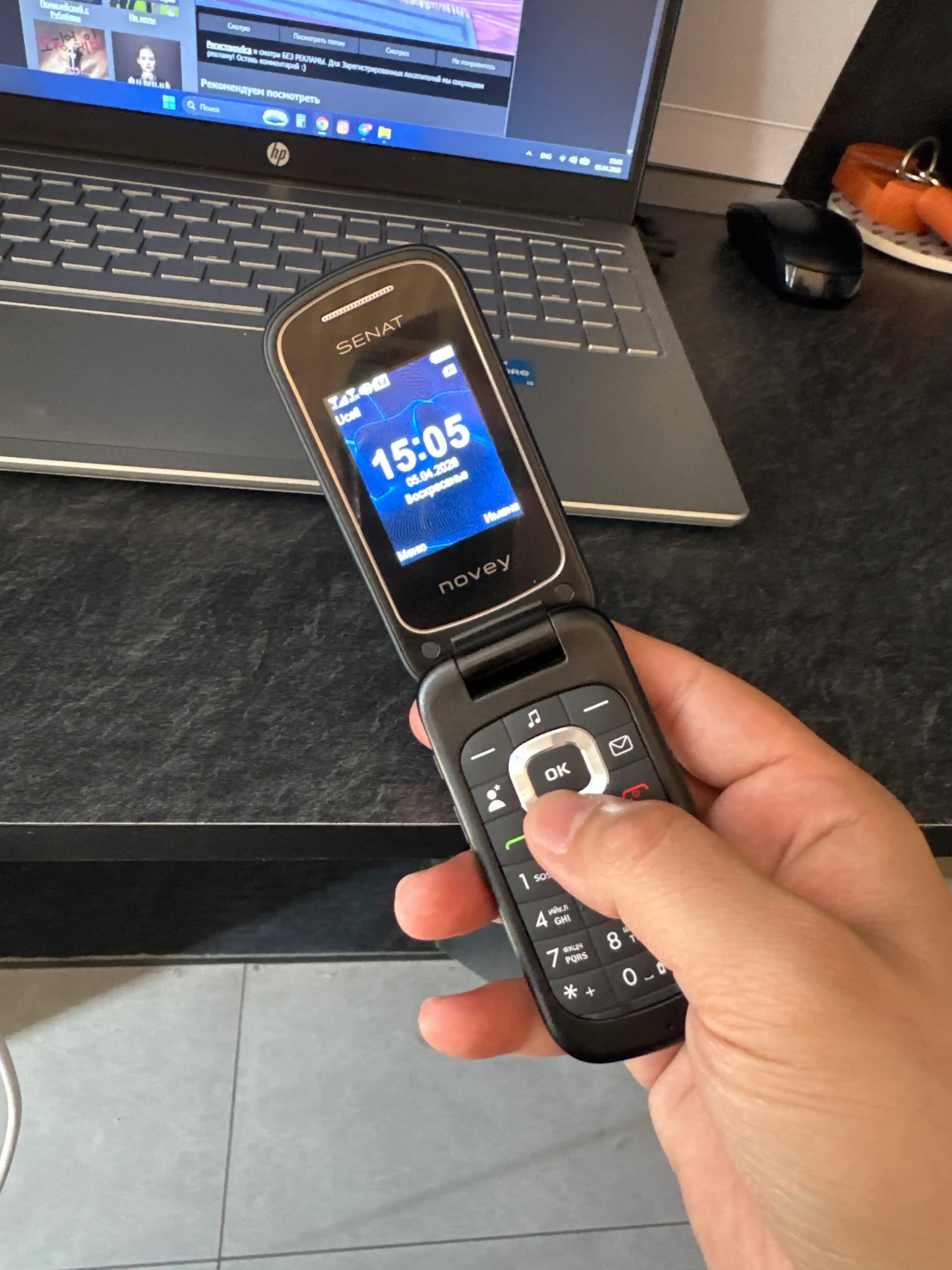 Novey Senat GSM mobil telefon-raskladushka, 2 SIM, kamera bor
