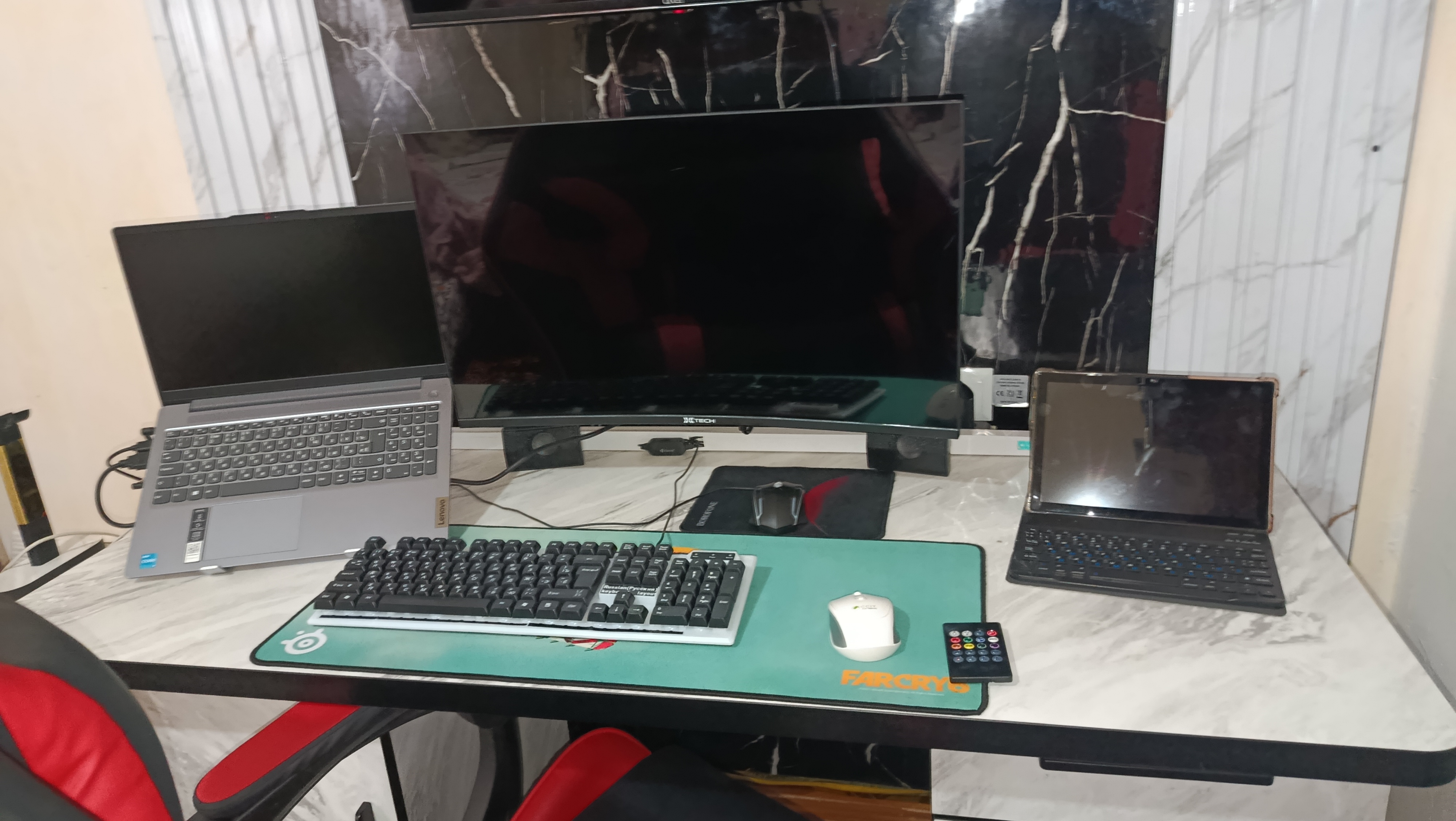 Monitor va televizor uchun stol kronshteyni