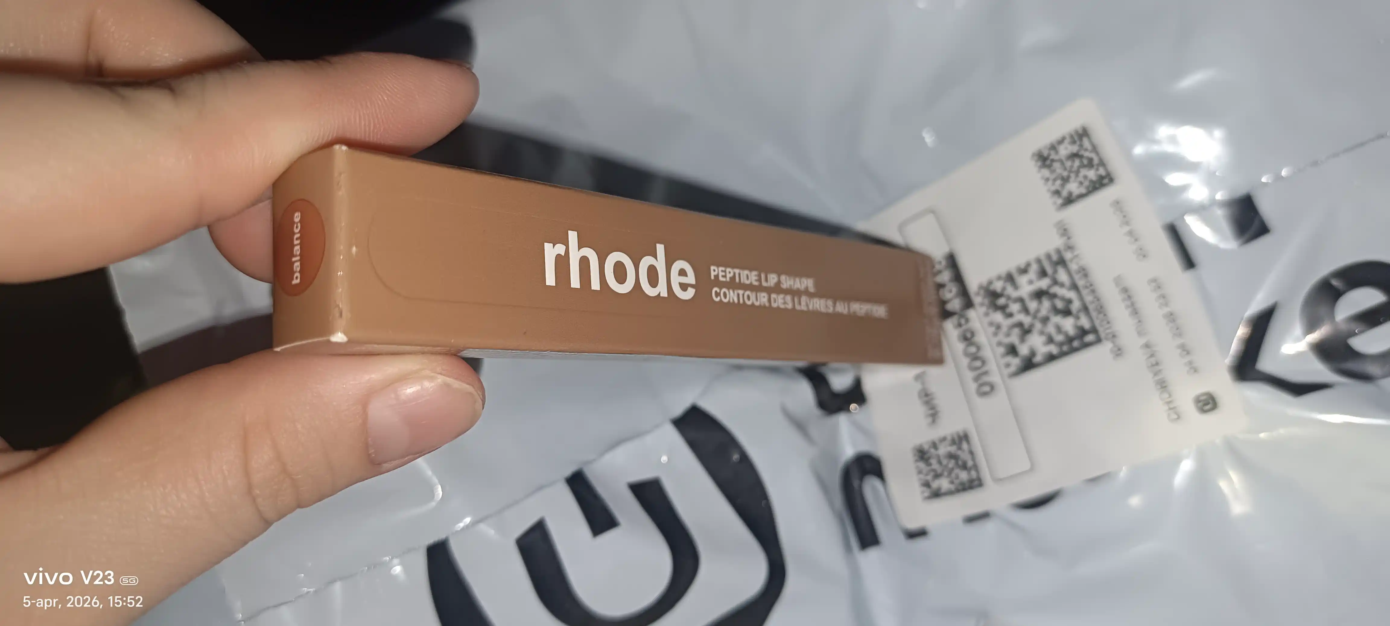 Карандаш для губ RHODE — стойкий контур, мягкая текстура, идеальный тон