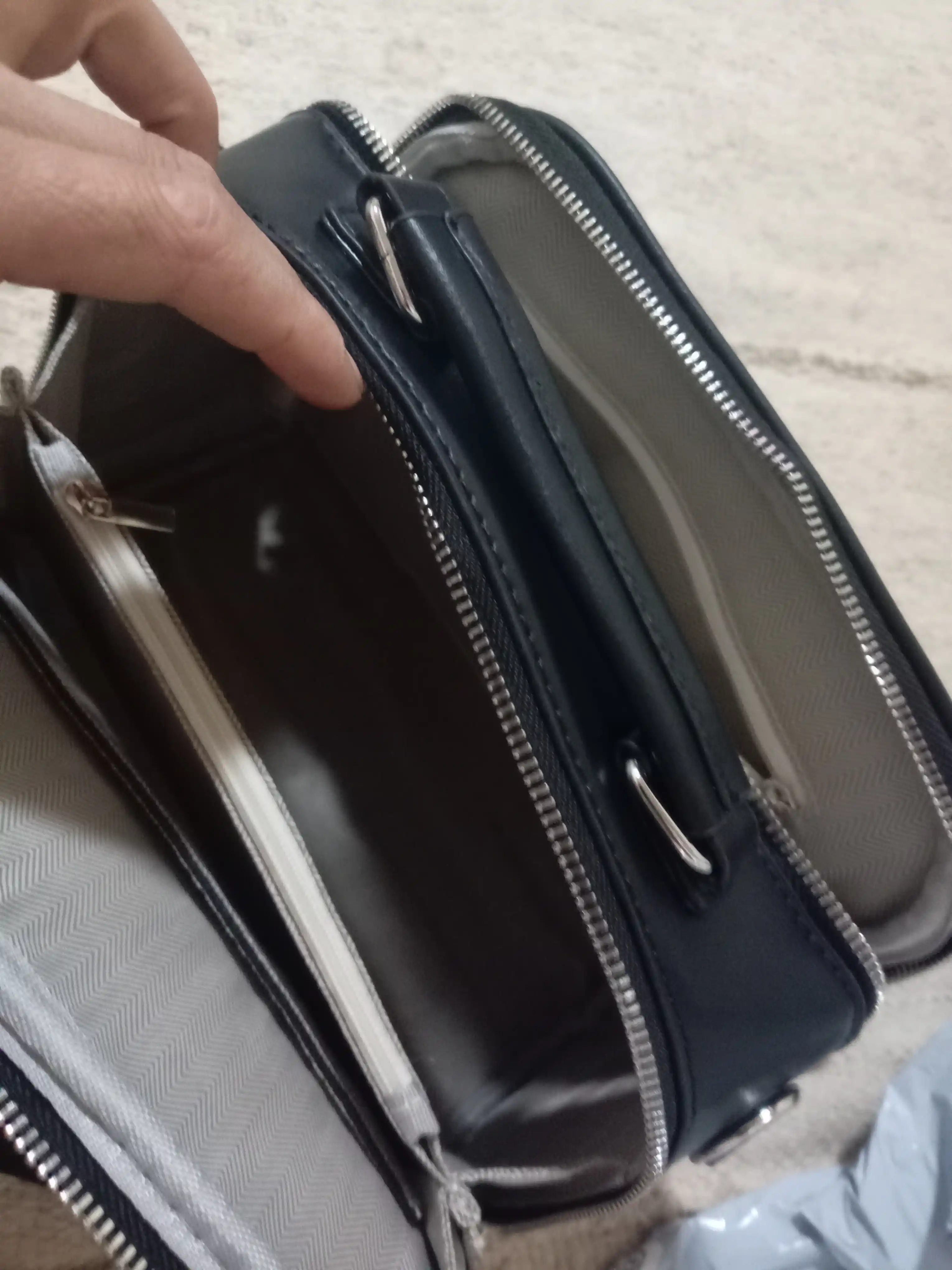 Ayollar charm sumkasi, yelka orqali boshqariladigan tasma va ishonchli jihozlar bilan