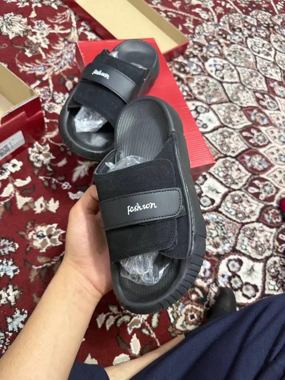 Мужские шлепанцы с верхом из эко-кожи и резиновой подошвой 