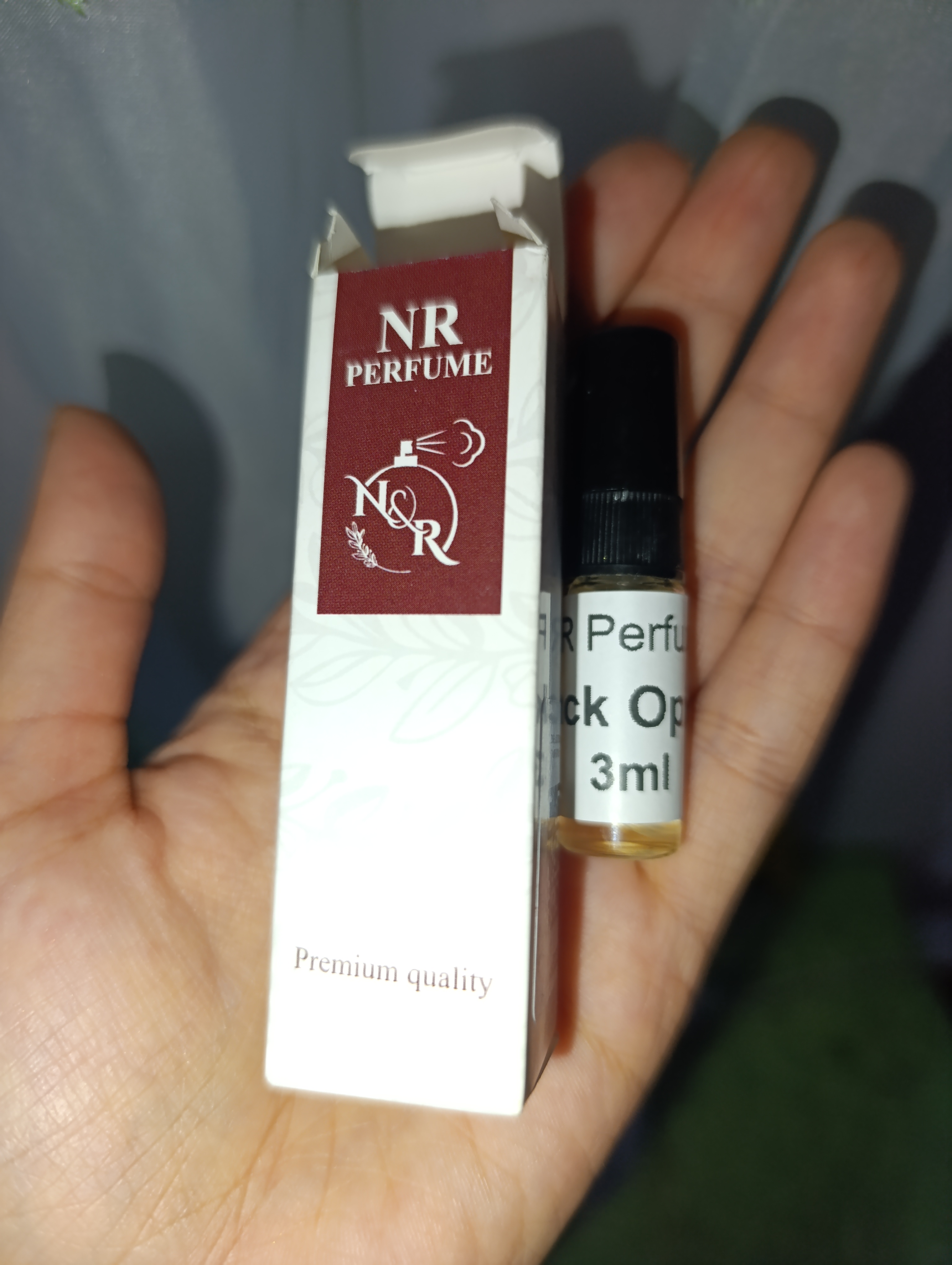 Atir Black Opium Yves Saint Laurent ayollar uchun, Fransiya