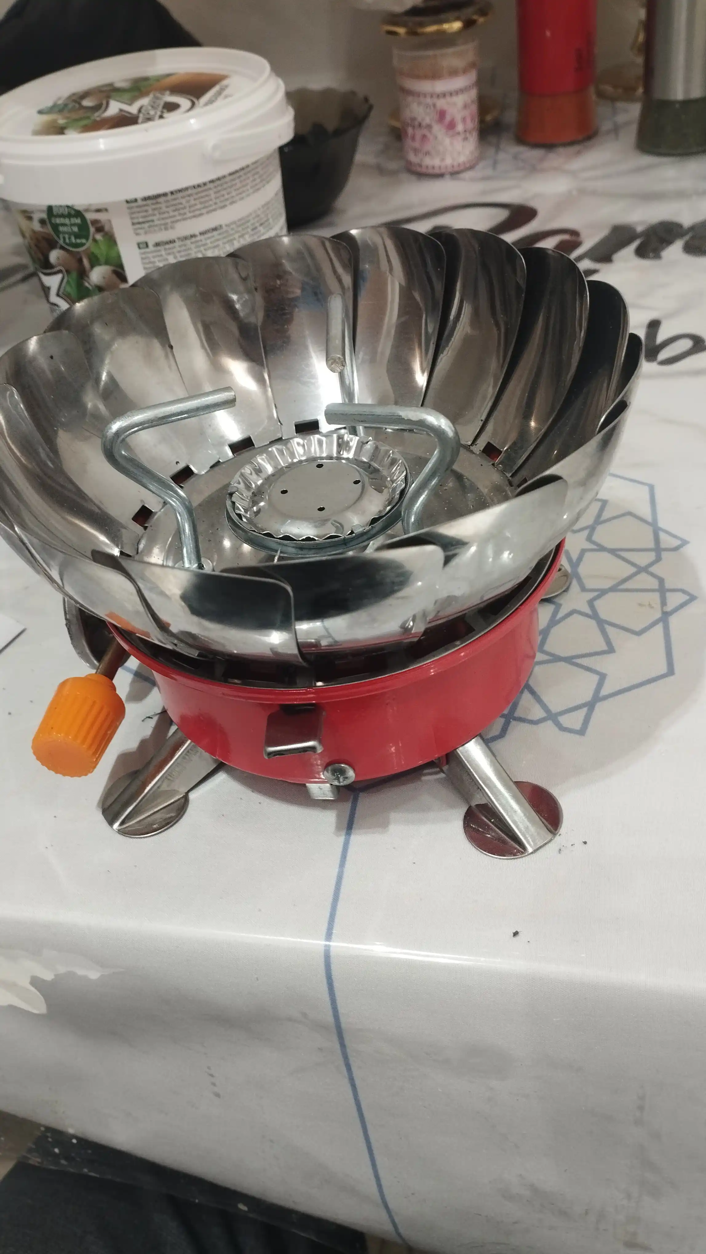 Sayyohlik gaz gorelkasi - shamoldan himoyalangan, shamoldan himoyalanmagan plita
