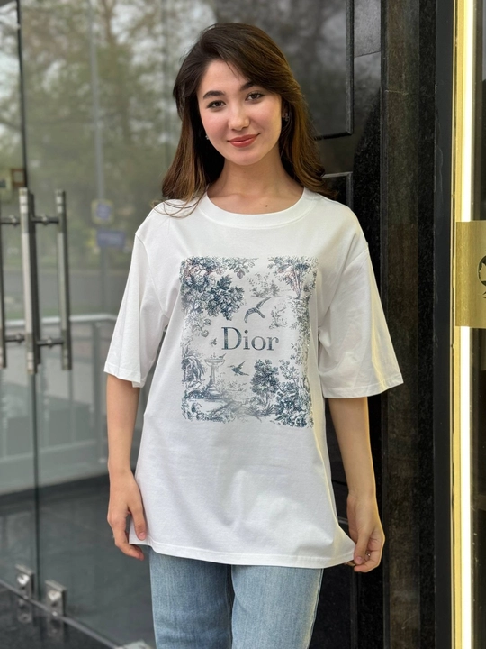 Ayollar uchun oq rangli “Dior” yozuvli va gul naqshli oversize futbolka - 