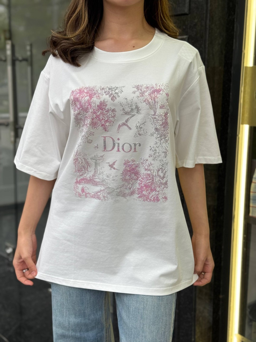 Ayollar uchun oq rangli “Dior” yozuvli va gul naqshli oversize futbolka - 