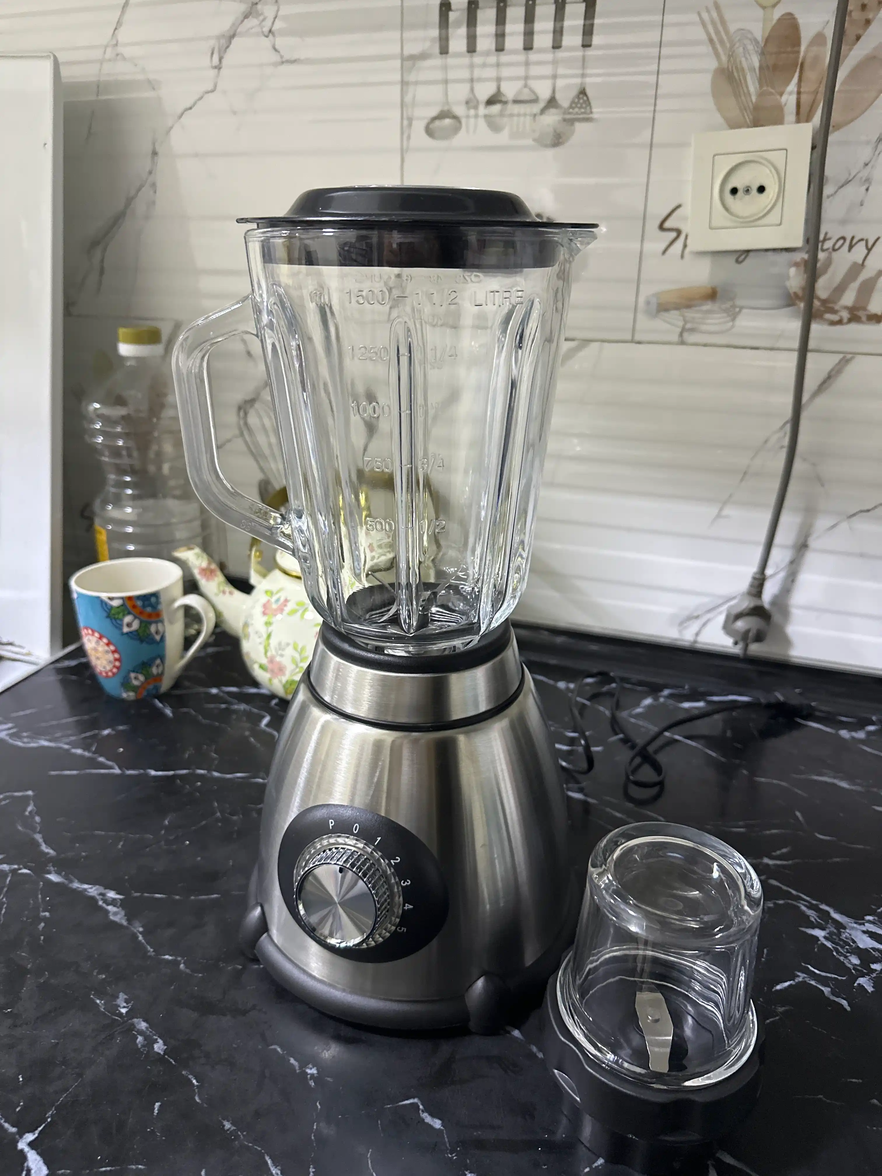 BOSCH 4-v-1 blenderi: smuzi, mikser, qahva maydalagich, 1,5 litrli shisha idish