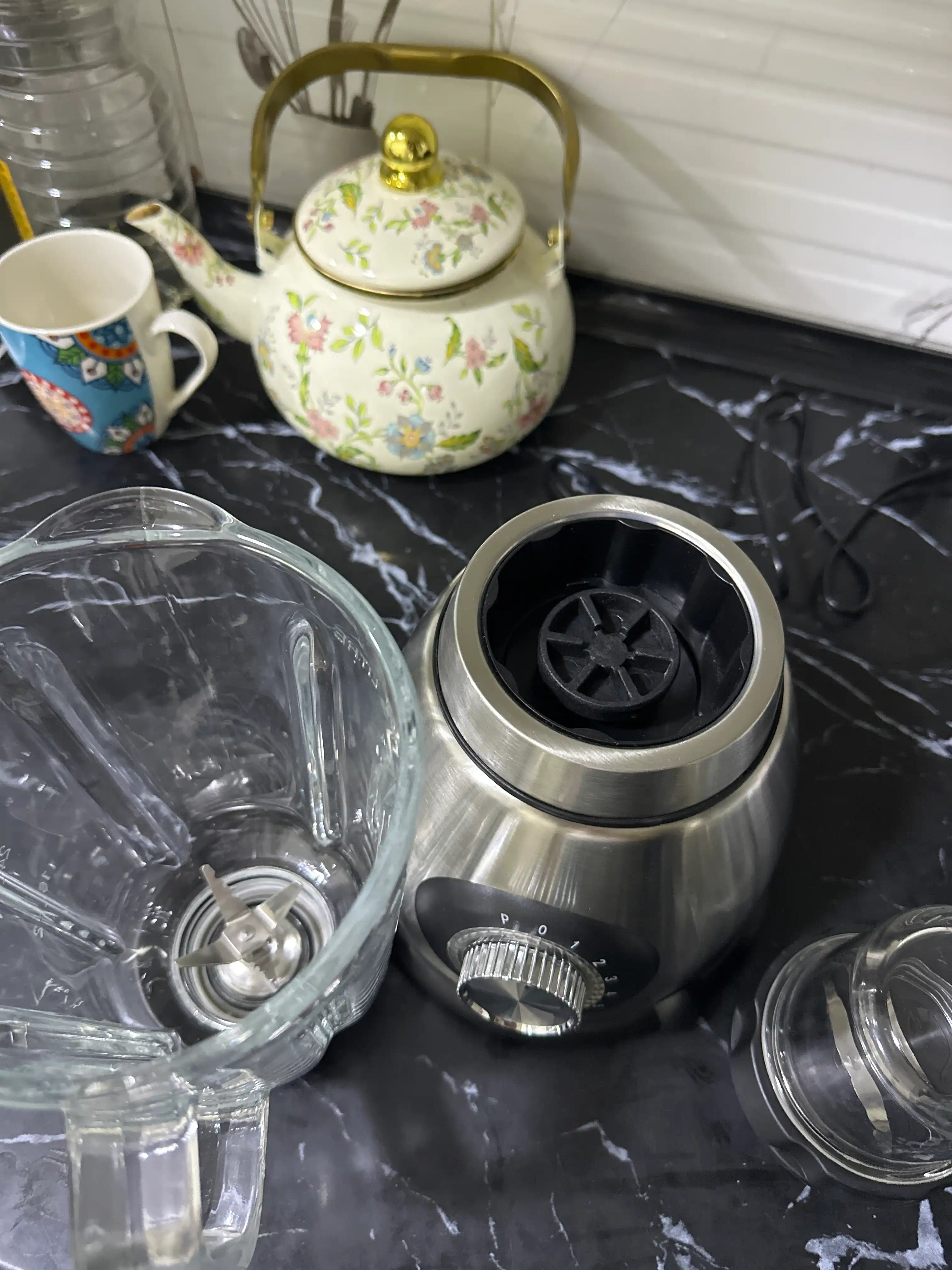 BOSCH 4-v-1 blenderi: smuzi, mikser, qahva maydalagich, 1,5 litrli shisha idish