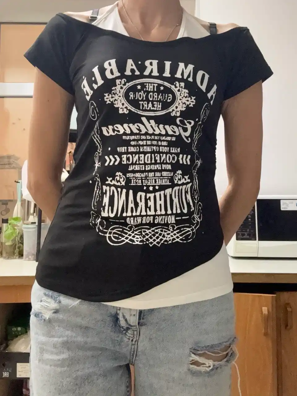 Y2K uslubidagi, ikki qavatli ko‘rinishli printli futbolka