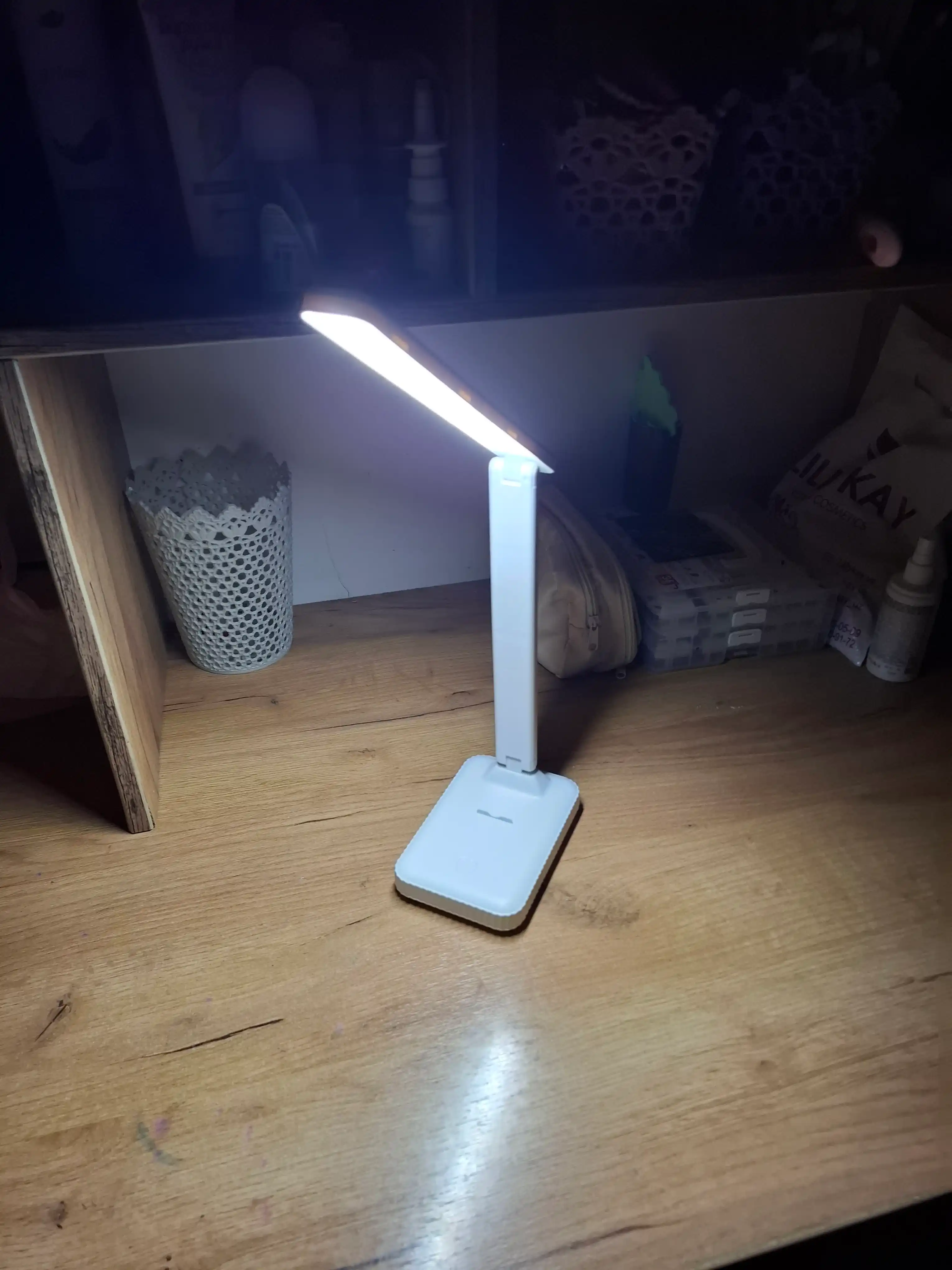Yig‘ma LED stol lampasi: ko‘z himoyasi, ko‘p funksiyali sozlash va USB quvvatlanish