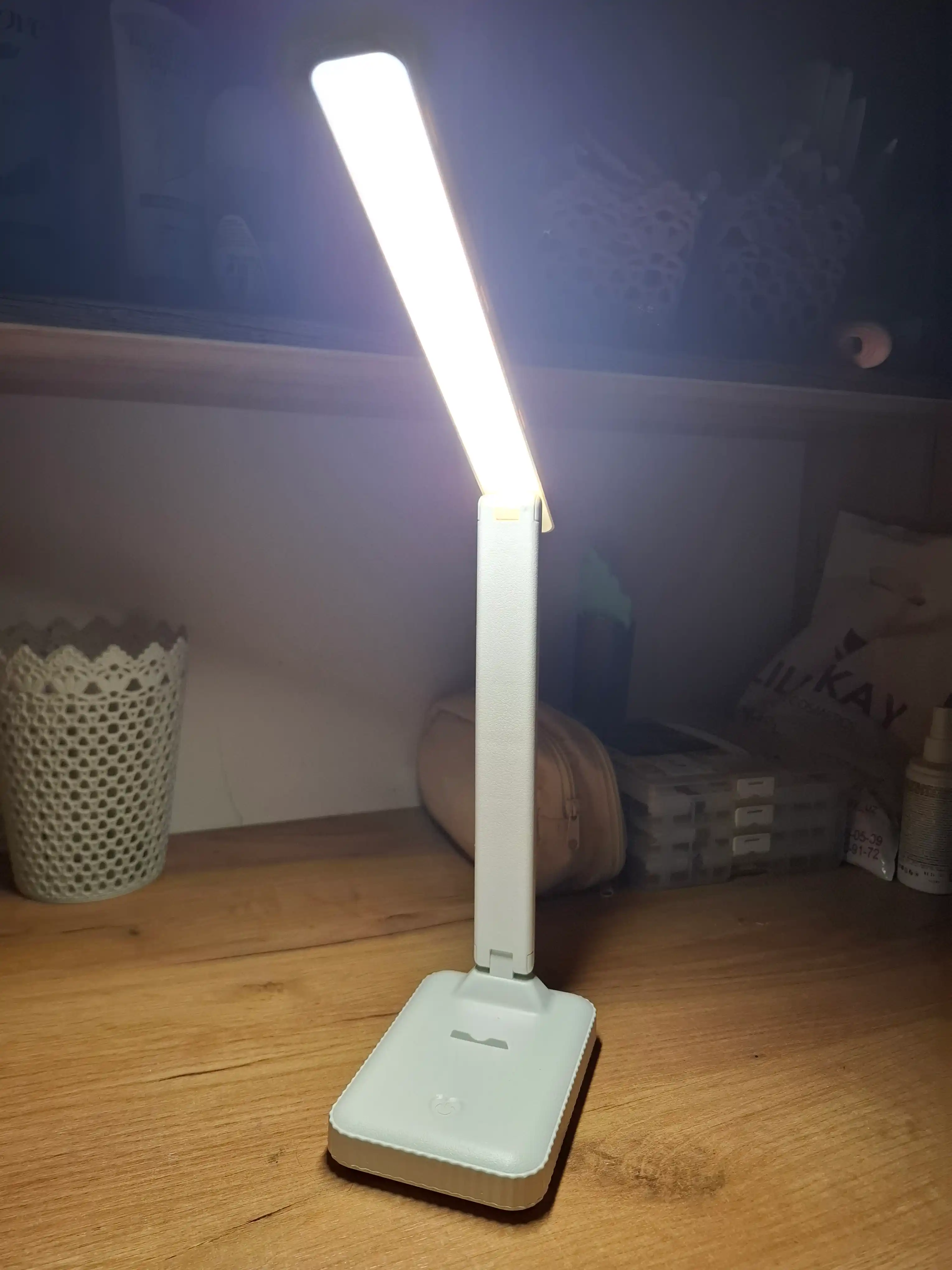 Yig‘ma LED stol lampasi: ko‘z himoyasi, ko‘p funksiyali sozlash va USB quvvatlanish
